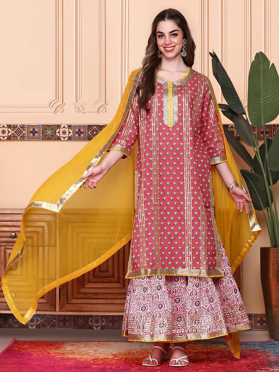 

Ishin Women Floral Printed Regular Kurta Trousers With Dupatta, Pink