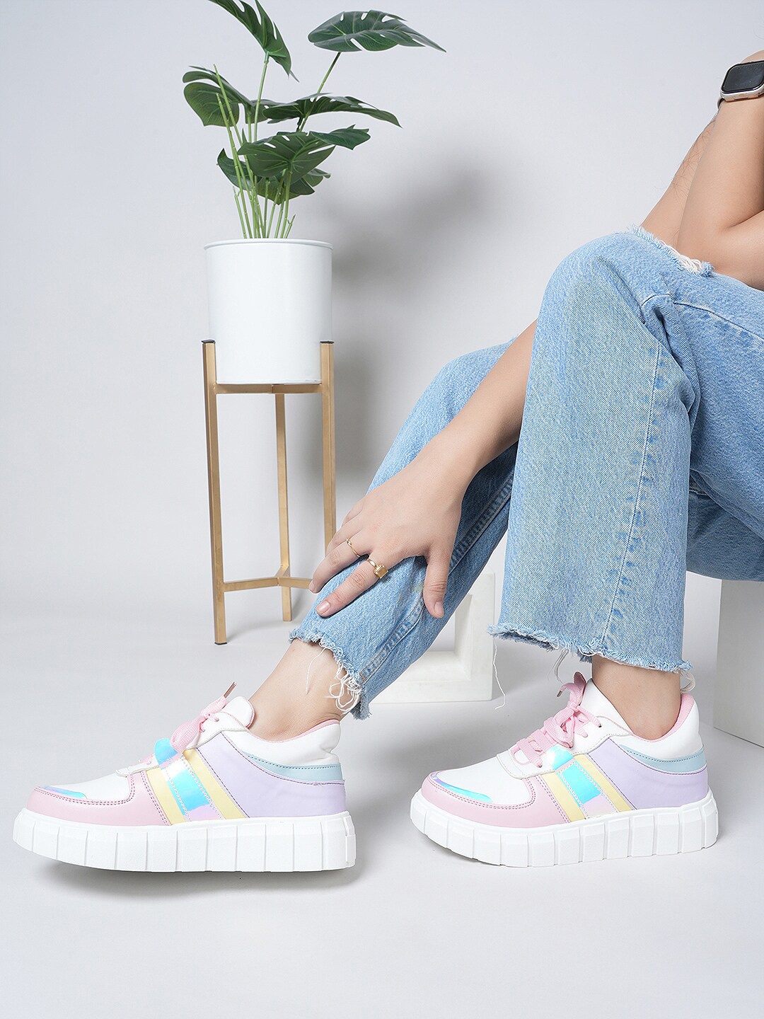 

The Roadster Lifestyle Co Women Colourblocked Running Sports Shoes, White