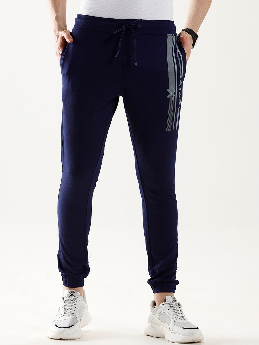 

WROGN Men Slim-Fit Mid Rise Joggers, Navy blue