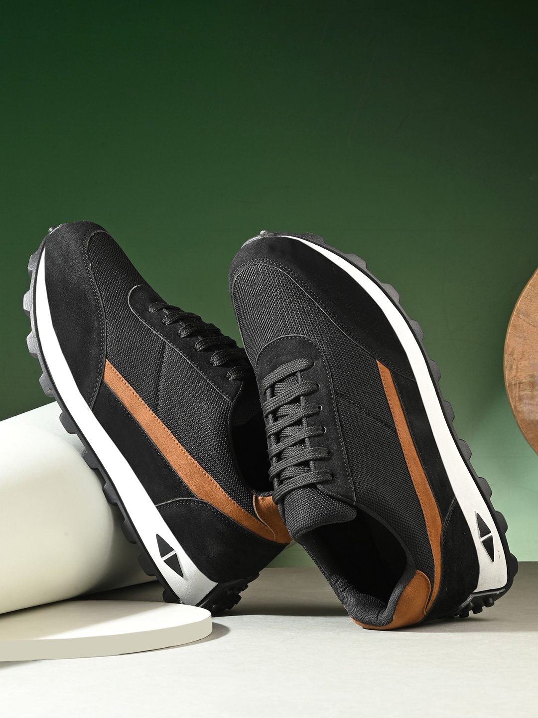 

WIXOM Men Colourblocked Sneakers, Black