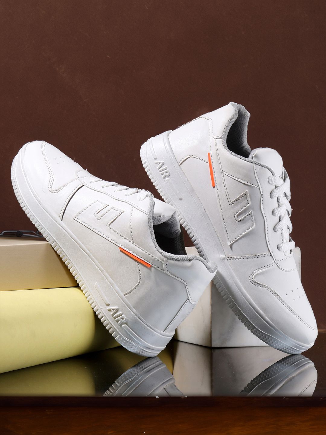 

WIXOM Men Colourblocked Sneakers, White