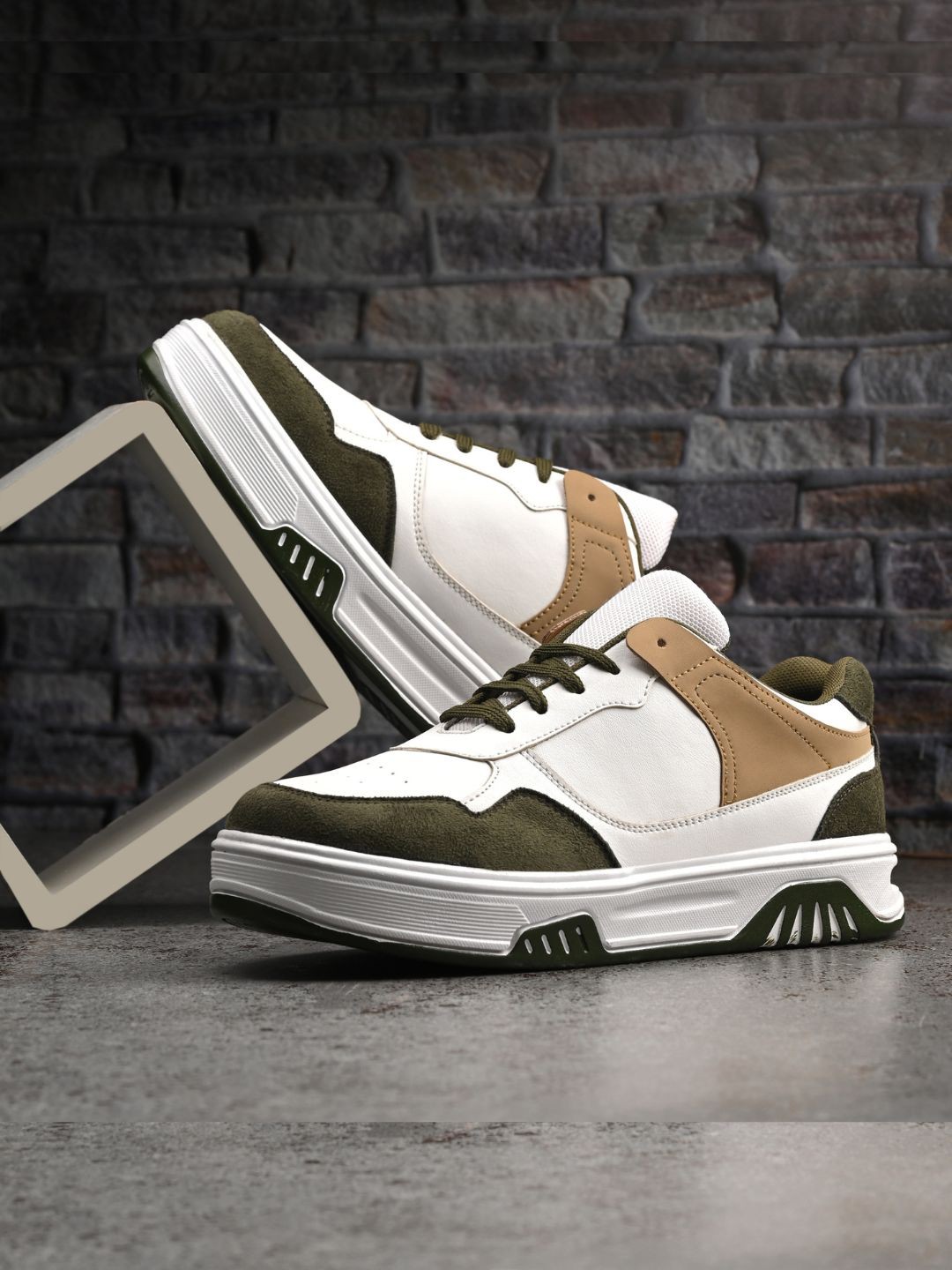 

WIXOM Men Colourblocked Sneakers, White