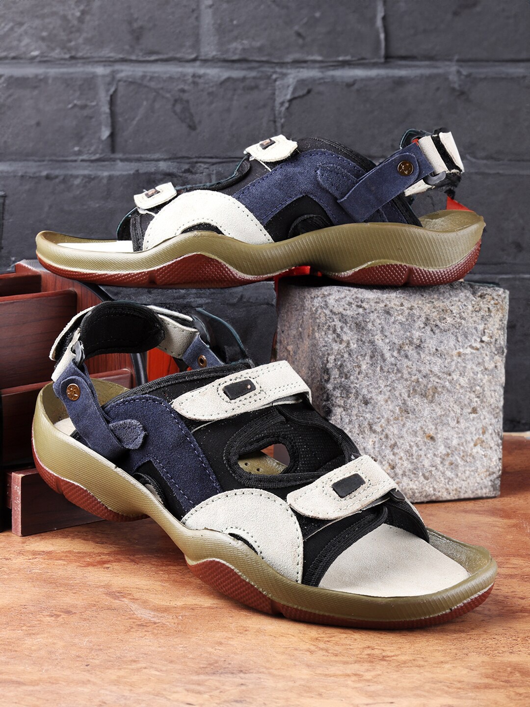

WIXOM Men Colourblocked Sports Sandals, Black
