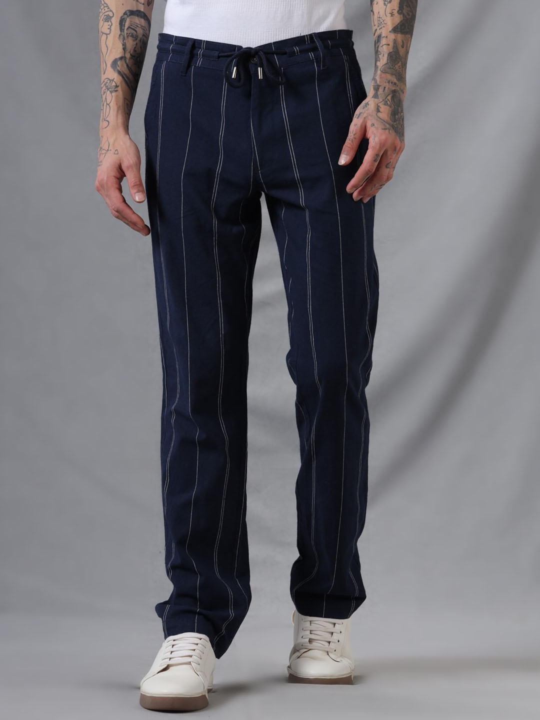 

WROGN Men Striped Comfort Straight Fit Trousers, Navy blue