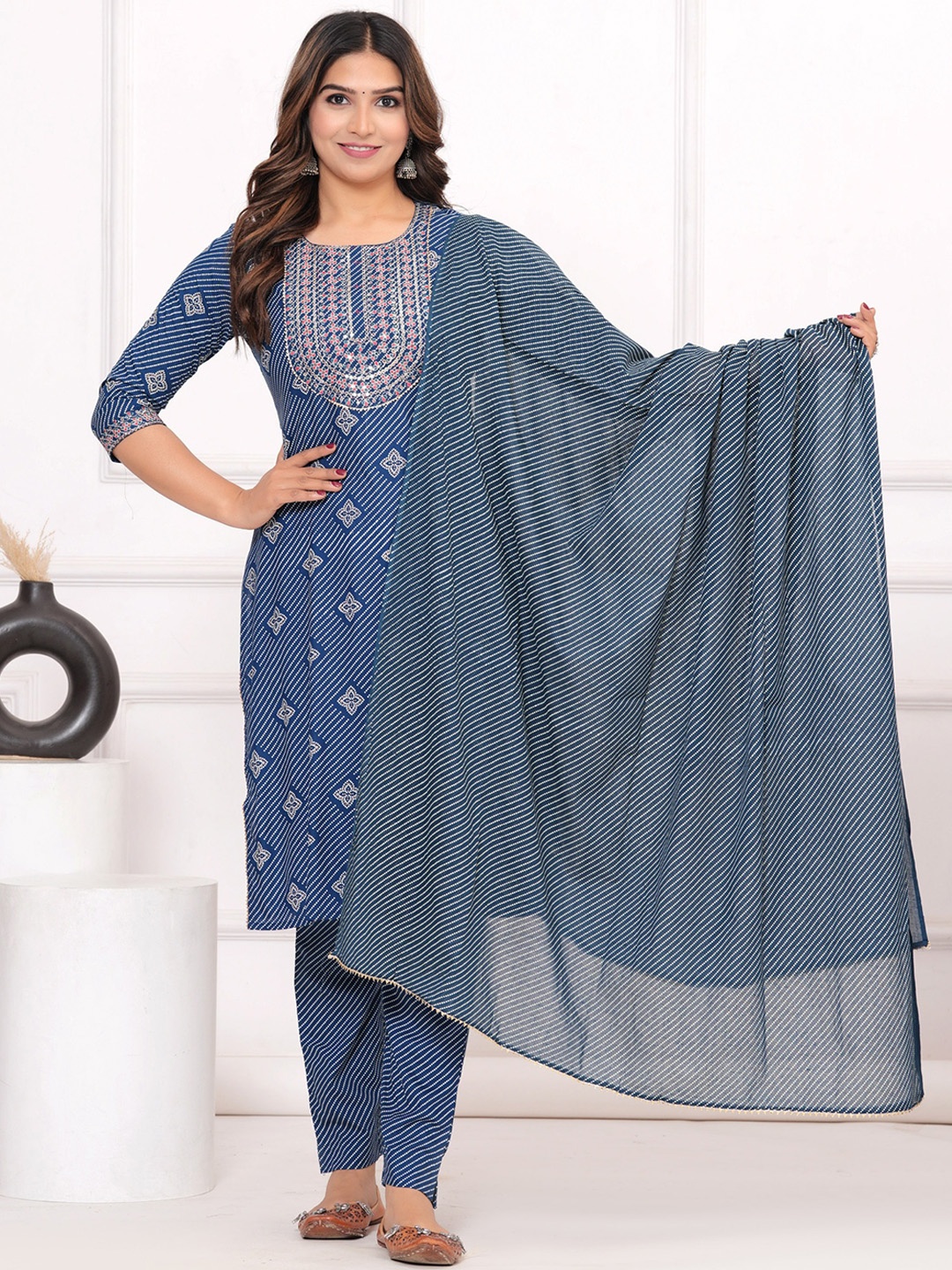 

PARUCREATION Women Geometric Printed Pure Cotton Kurta with Trousers & With Dupatta, Blue