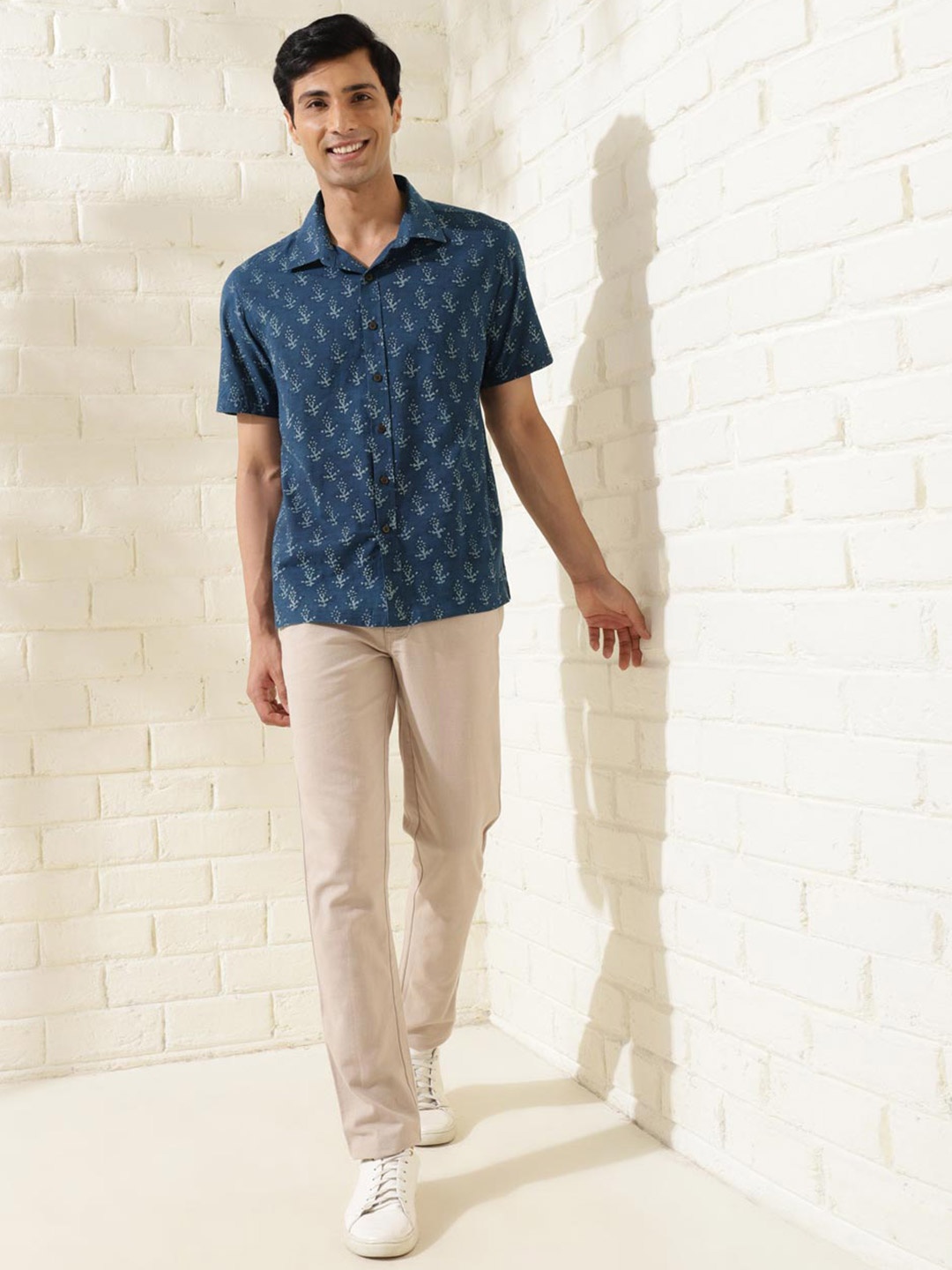 

Fabindia Men Opaque Checked Casual Shirt, Blue