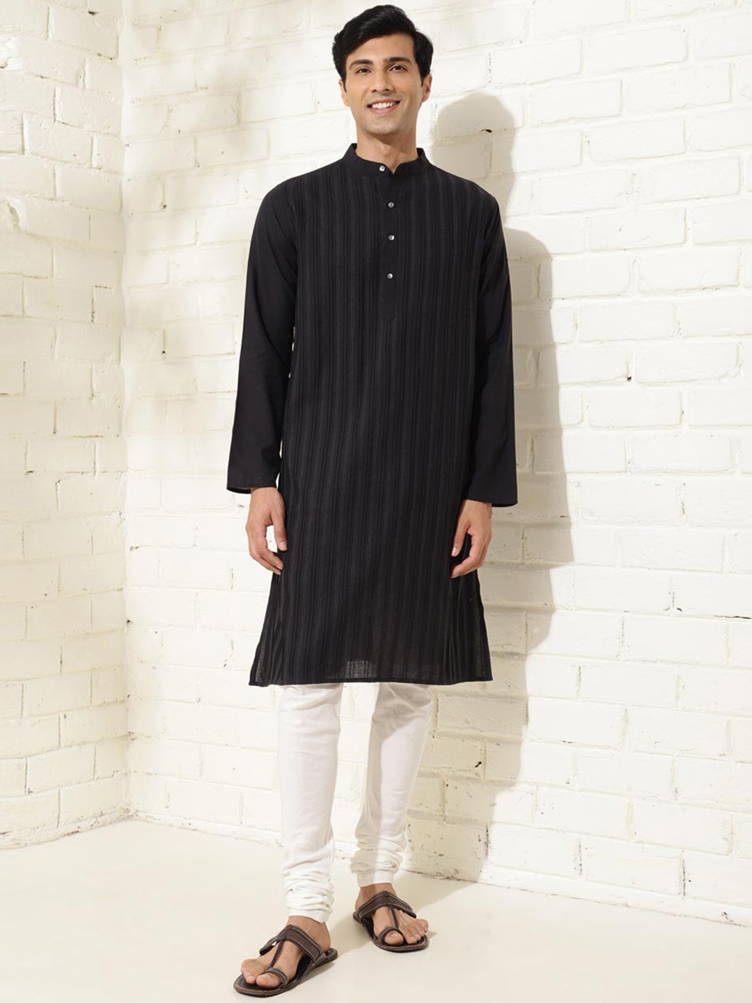 

Fabindia Men Striped Chikankari Woven Kurta, Black