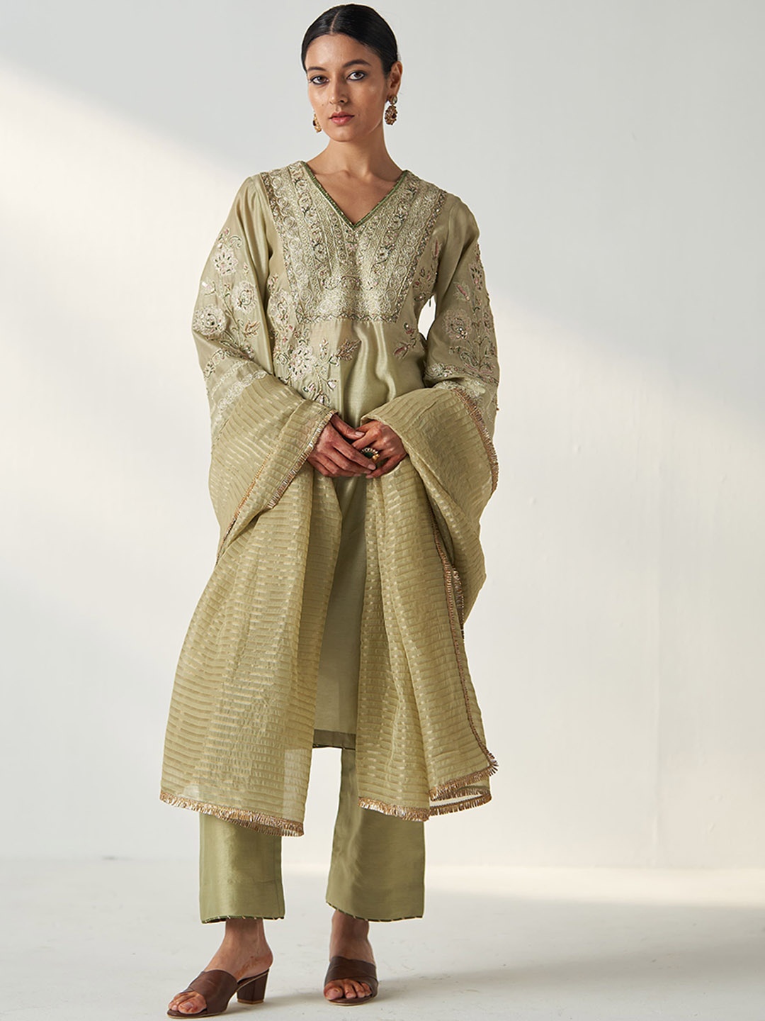 

STUDIO BAGECHAA Floral Embroidered Sequinned Chanderi Cotton Kurta & Palazzo With Dupatta, Green