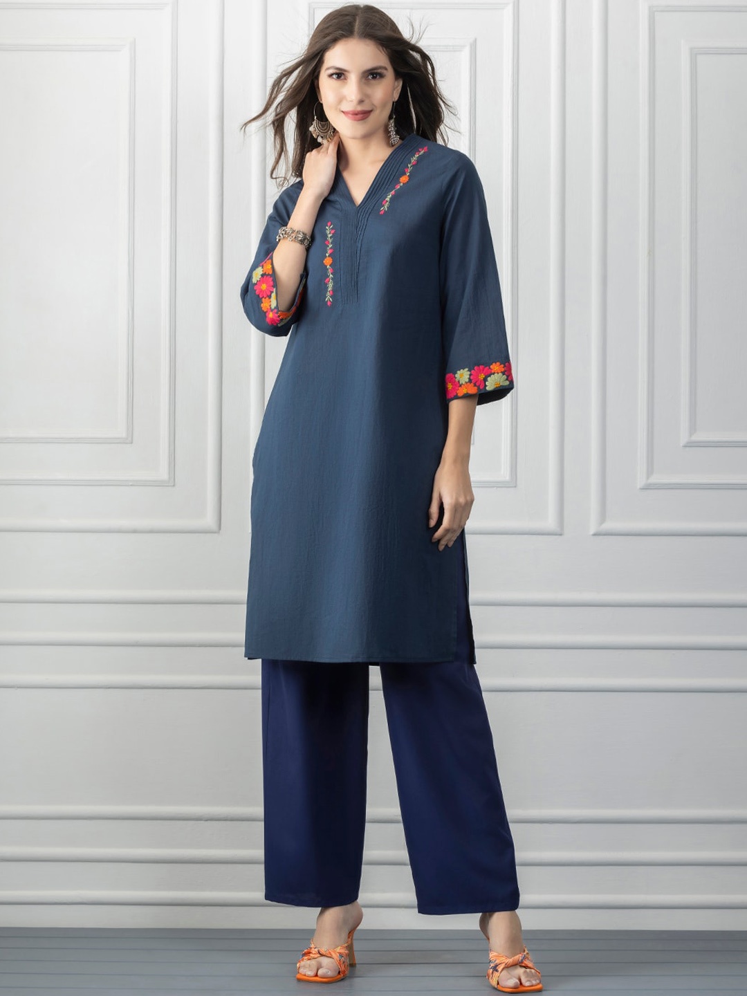 

SHAYE Women Flared Sleeves Thread Work Floral Kurta, Navy blue