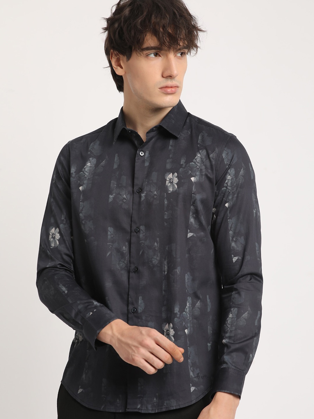 

THE BEAR HOUSE Men Abstract Graphic Print Slim Fit Casual Shirt, Black