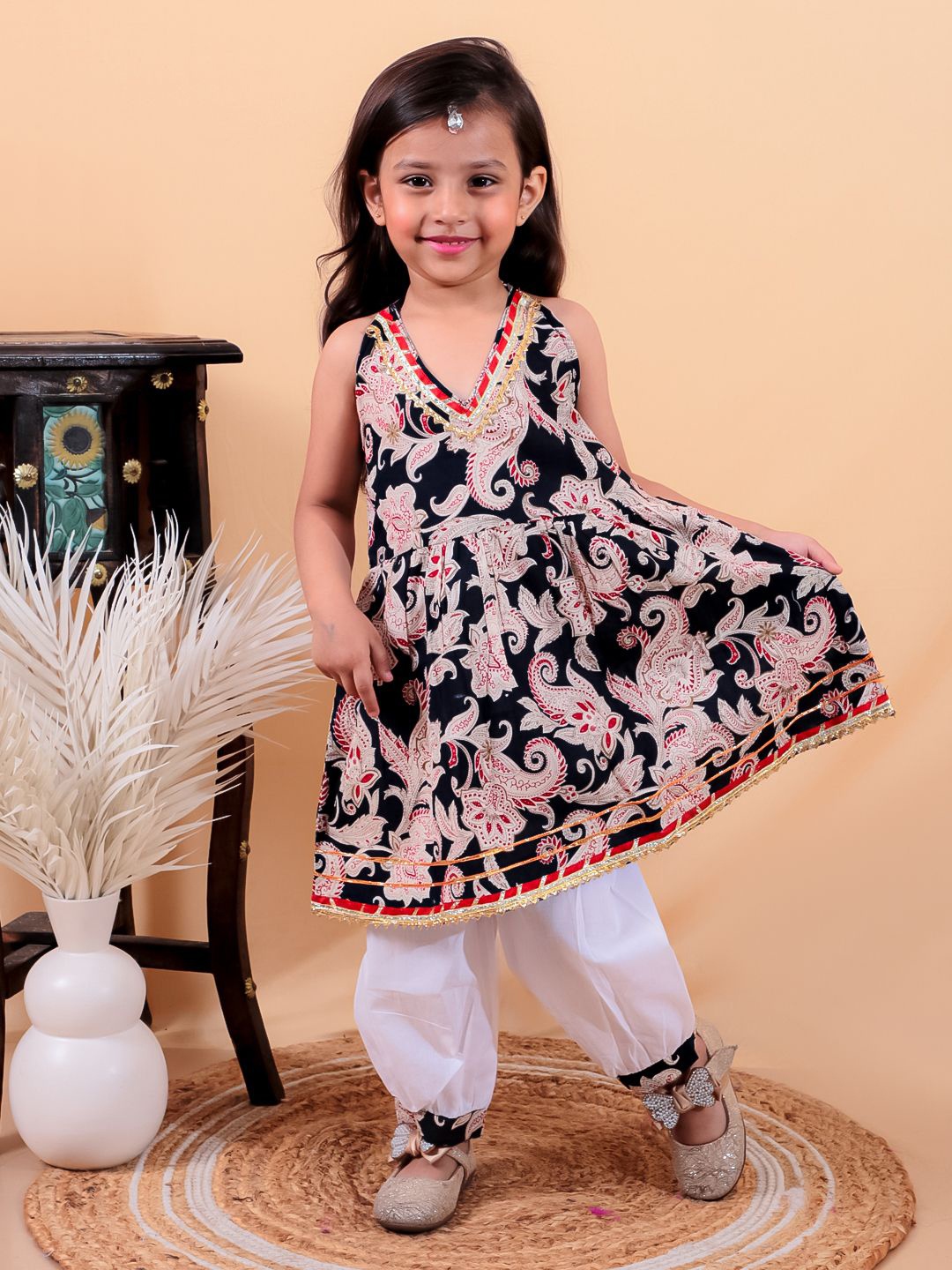 

Junitos Girls Printed Sleeveless Pure Cotton Kurta Set, Navy blue