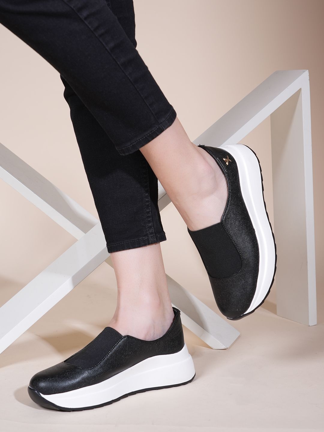 

The Roadster Lifestyle Co Women Textured Slip-On Casual Sneakers, Black