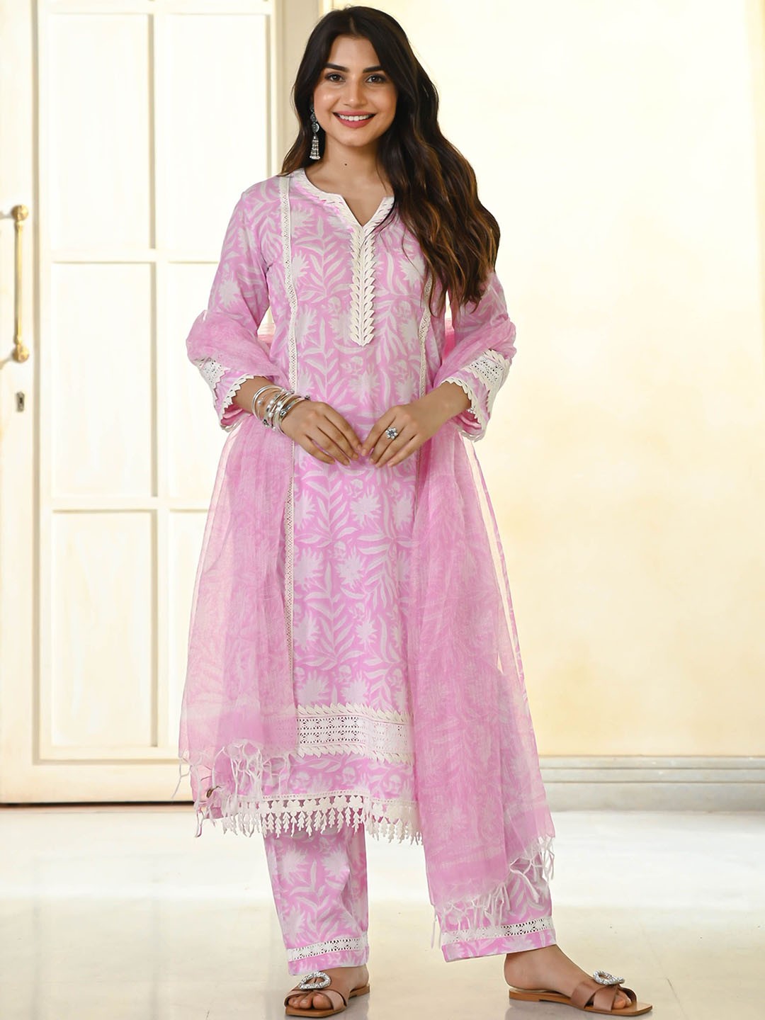 

Bunaai Women Floral Printed Regular Thread Work Kurta with Trousers & With Dupatta, Pink