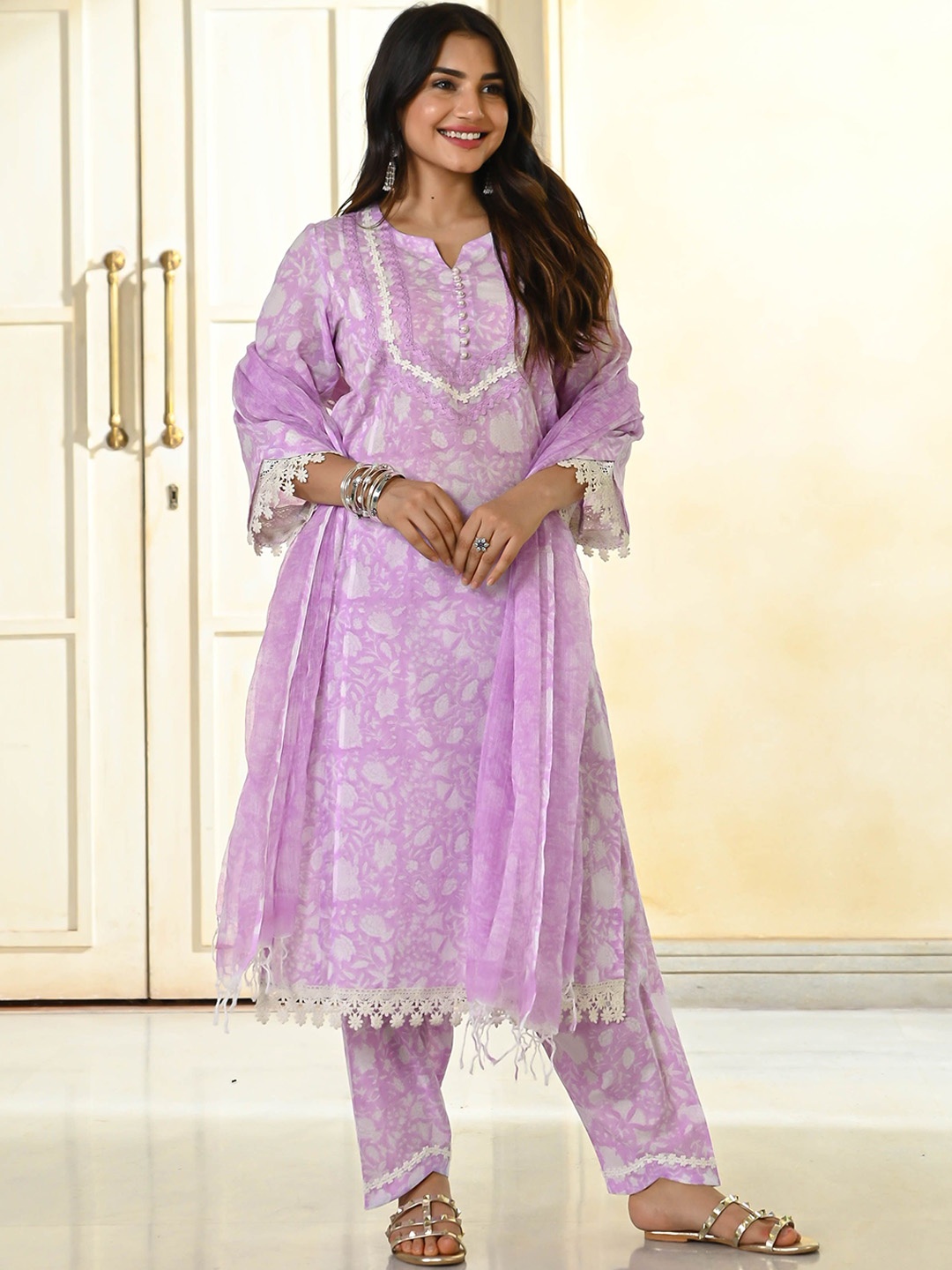 

Bunaai Women Floral Printed Regular Kurta with Trousers & With Dupatta, Lavender