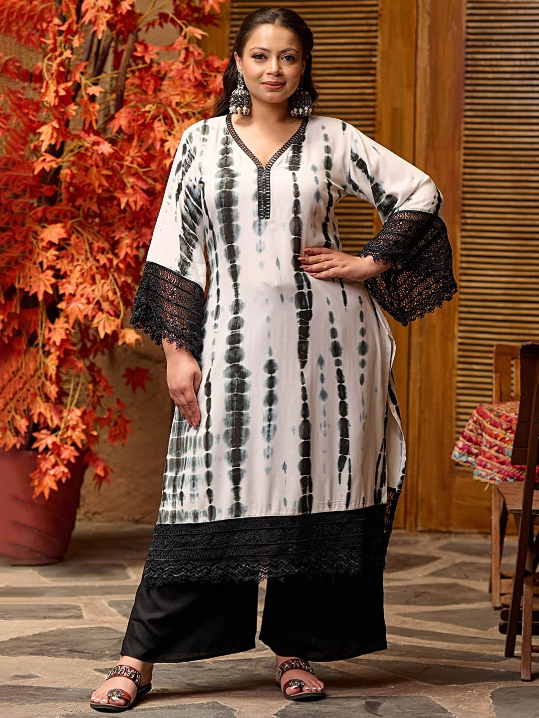 

PrettyPlus by Desinoor.com Women Dyed Regular Kurta with Palazzos, Black