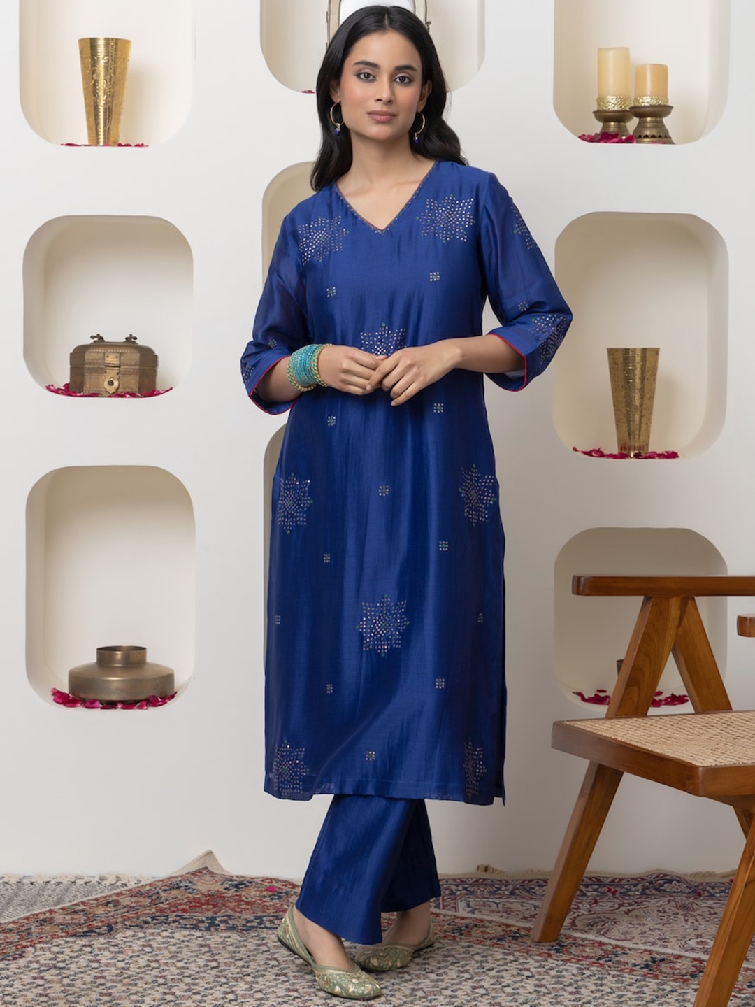 

SMRITI GUPTA Women Ethnic Motifs Embroidered Thread Work Handloom Chanderi Silk Kurta, Navy blue