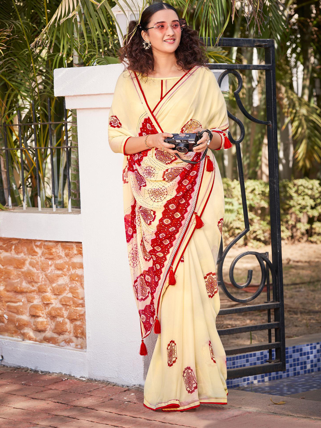 

Mitera Ethnic Motifs Pure Chiffon Saree, Cream