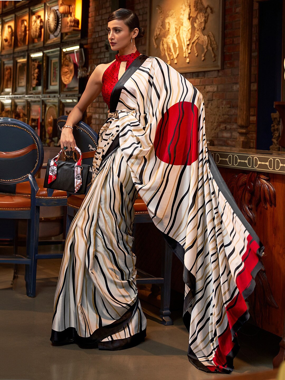

Ishin Satin Saree, Off white