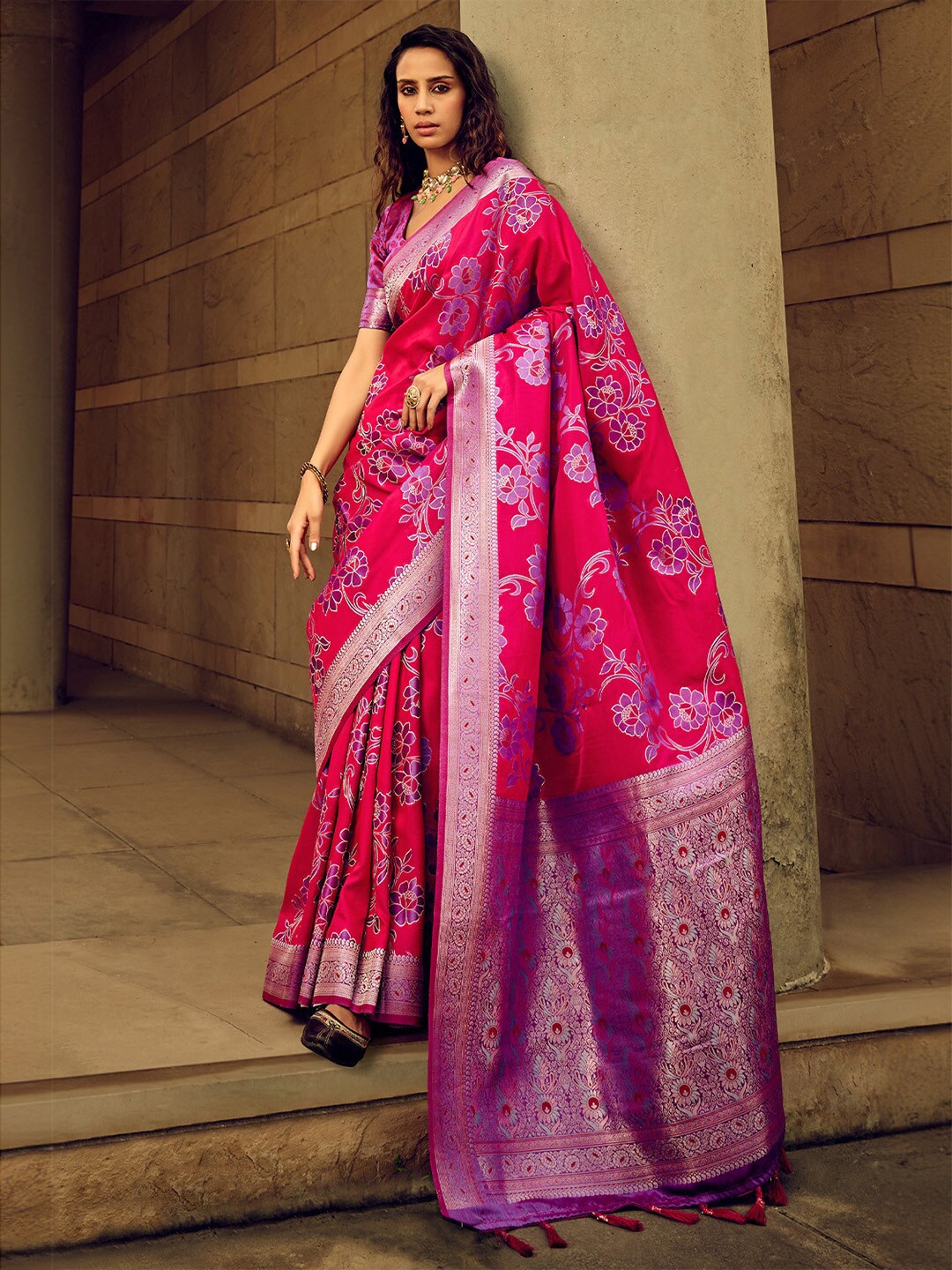 

Ishin Woven Design Zari Satin Saree, Pink