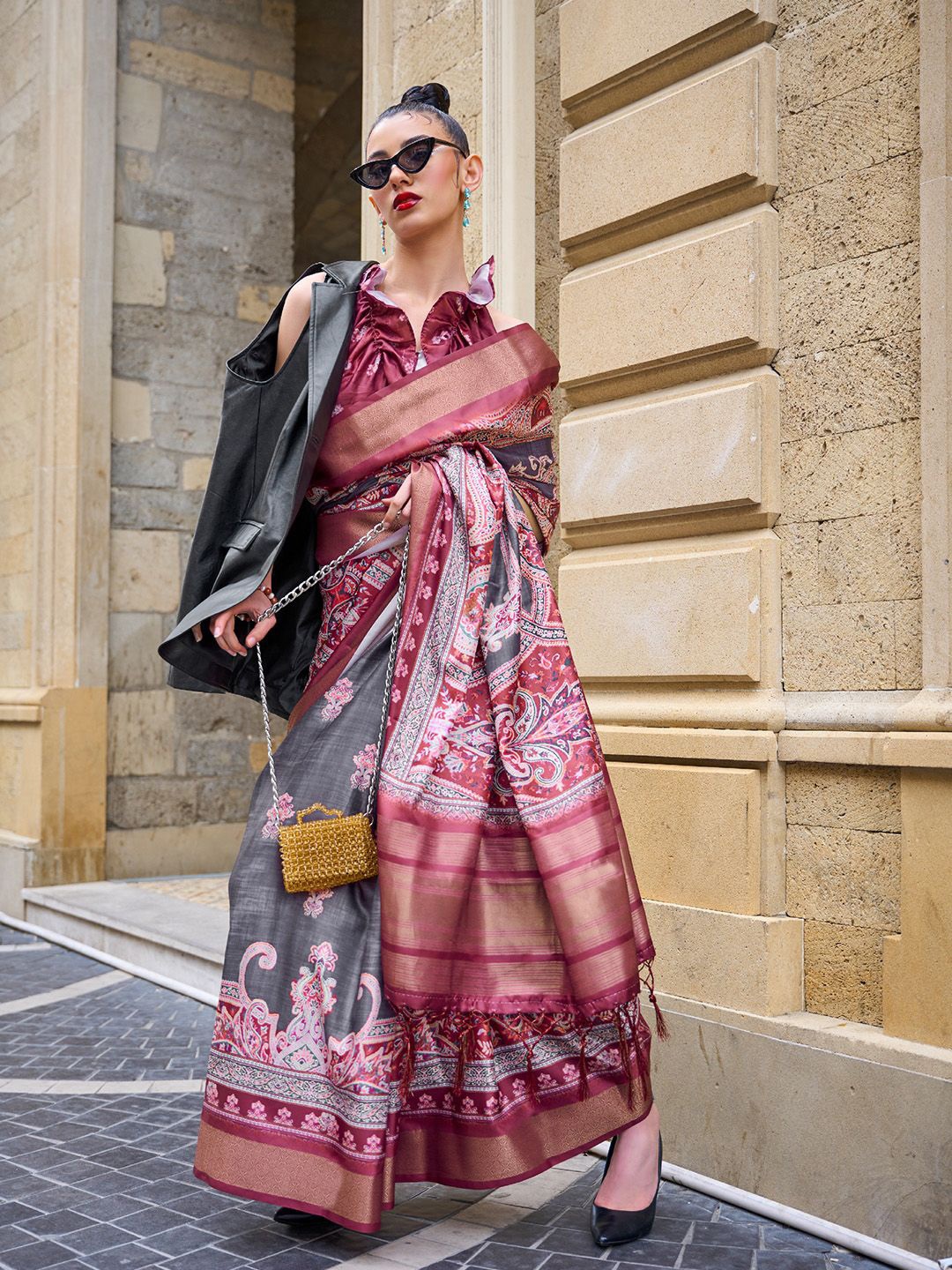 

Ishin Ethnic Motifs printed Saree, Grey