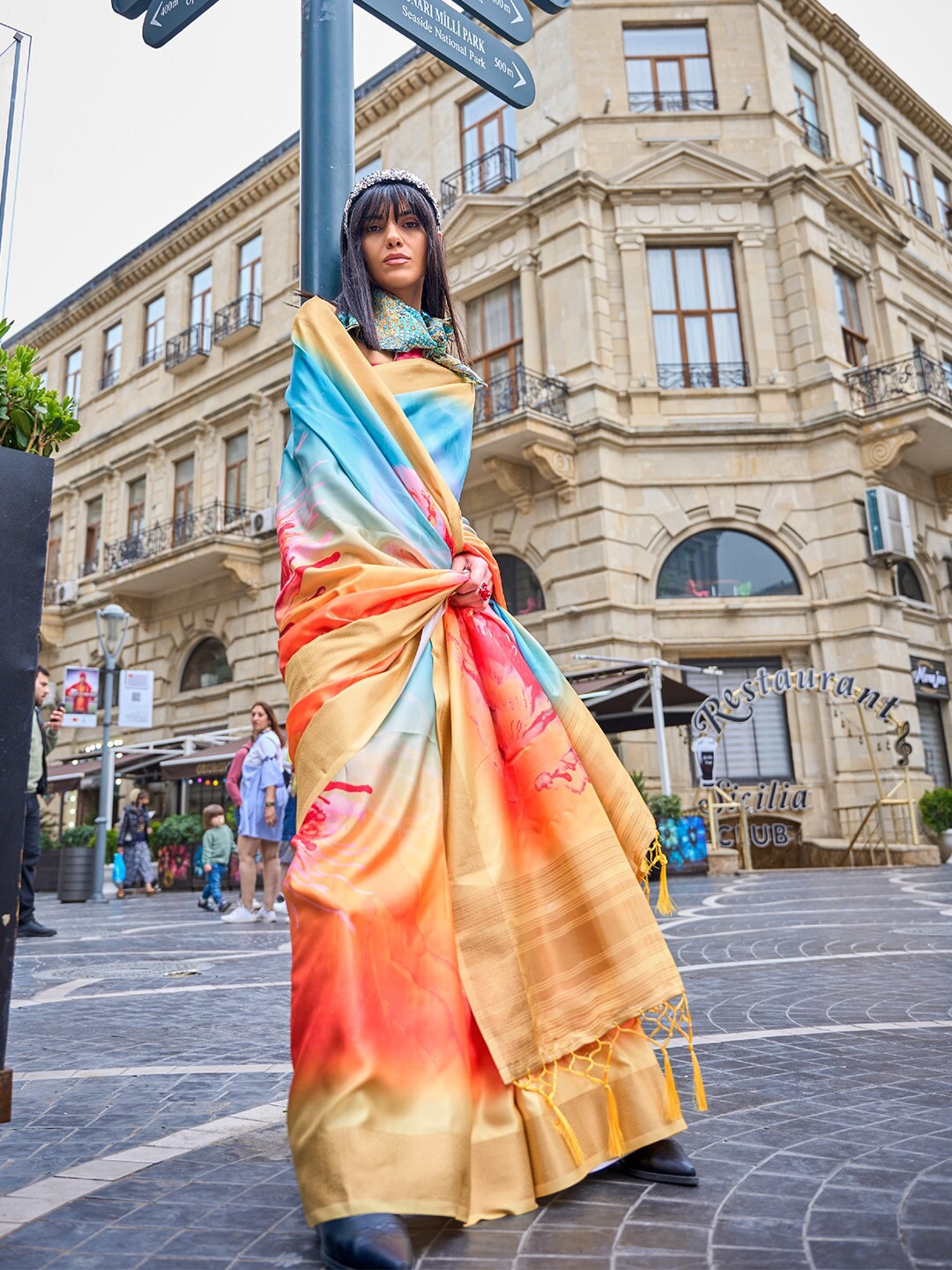 

Ishin Floral Printed Saree, Blue