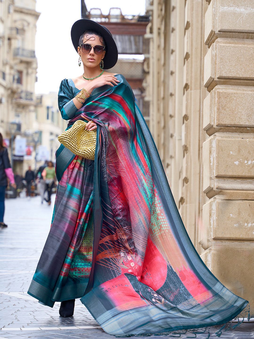 

Ishin Abstract Printed Silk Blend Saree, Blue