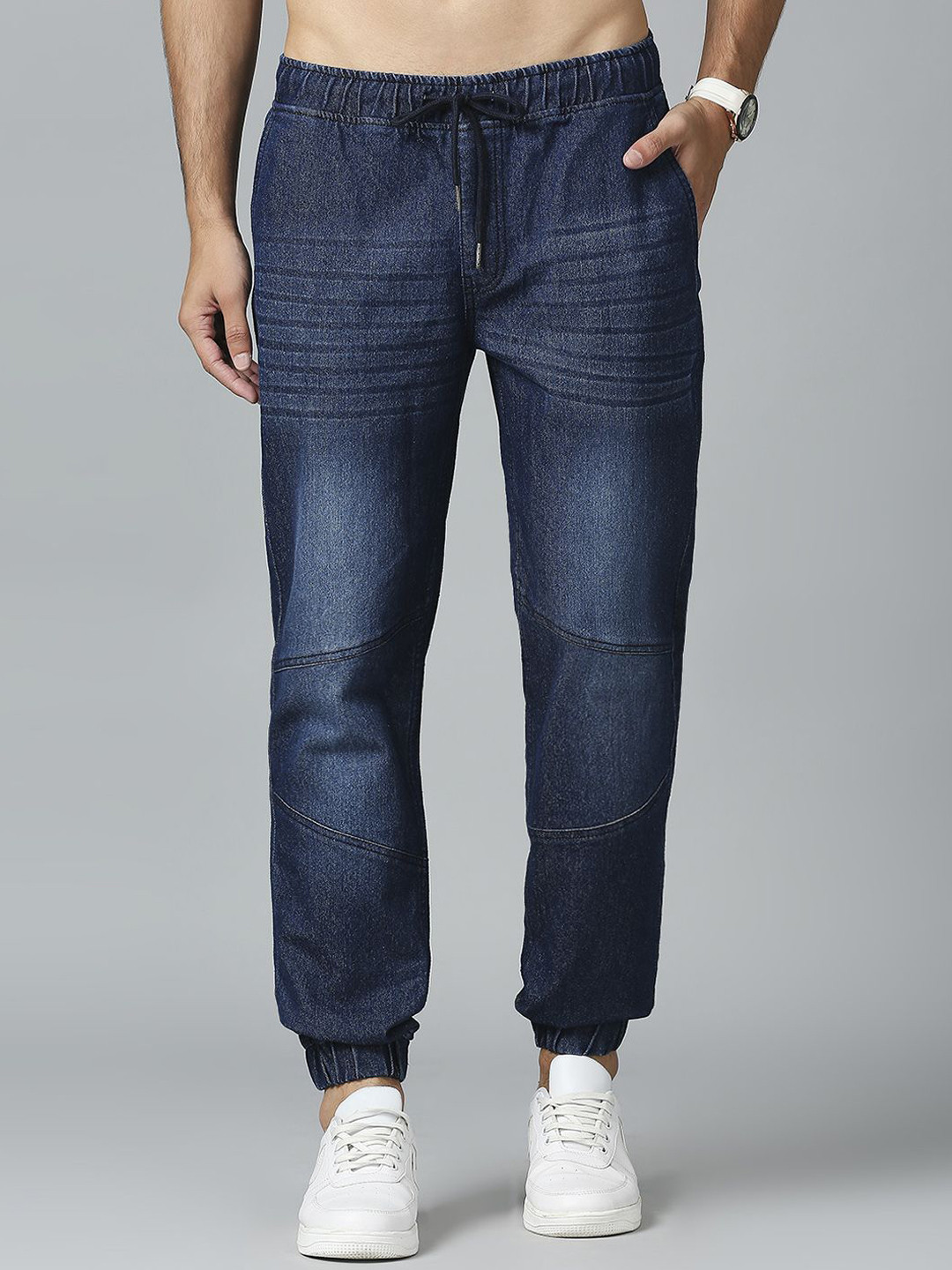 

The Roadster Lifestyle Co. Men Slim Fit Low-Rise Light Fade Clean Look Jogger Jeans, Navy blue