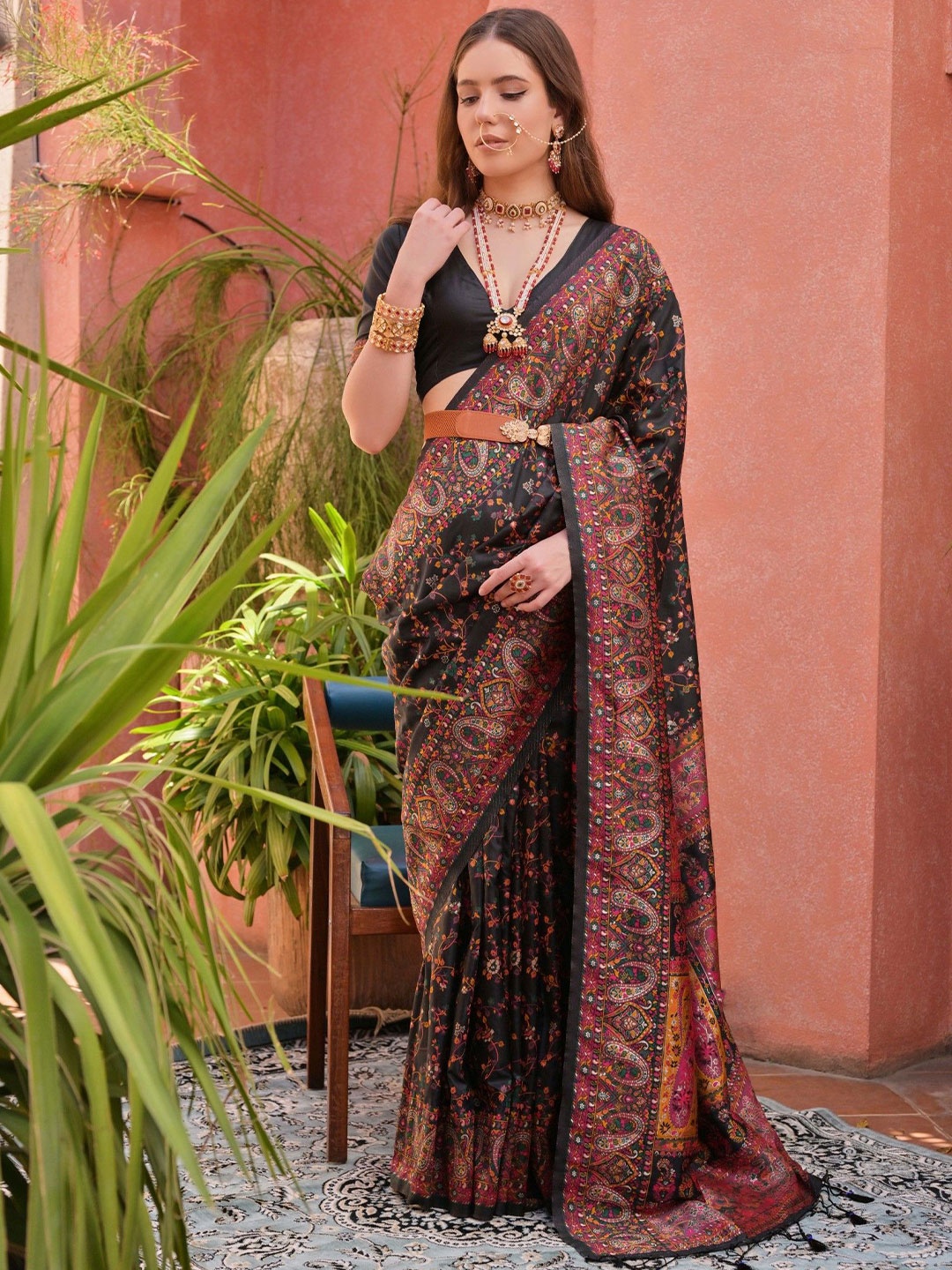 

VISHNU WEAVES Woven Design Zari Pashmina Banarasi Saree, Black
