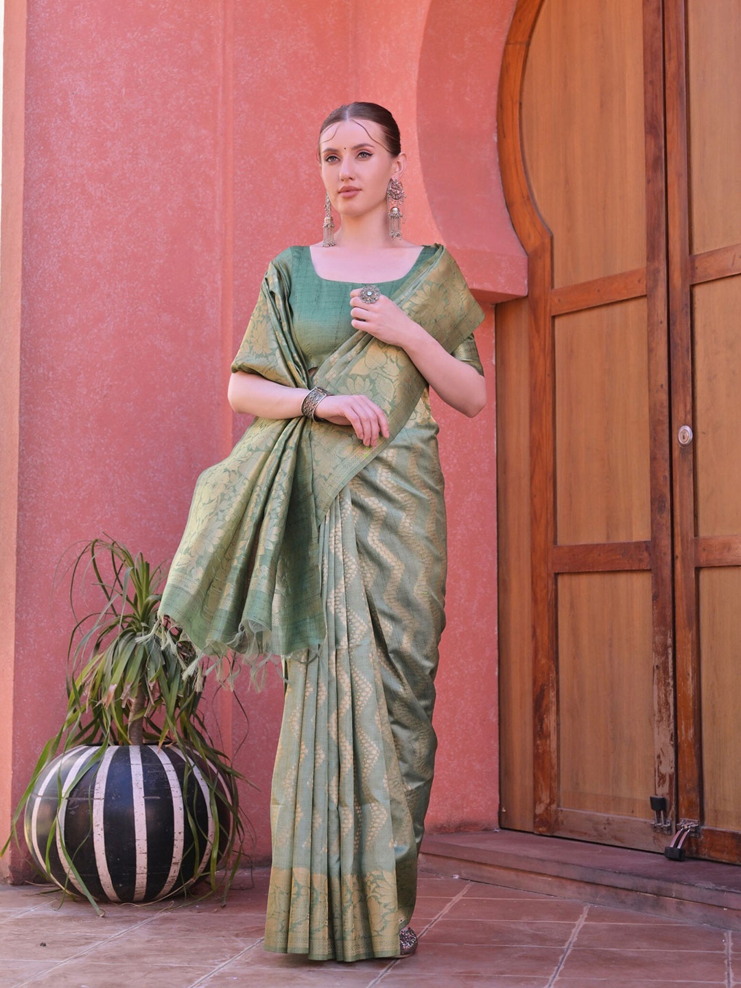 

VISHNU WEAVES Woven Design Zari Pure Silk Tussar Saree, Green