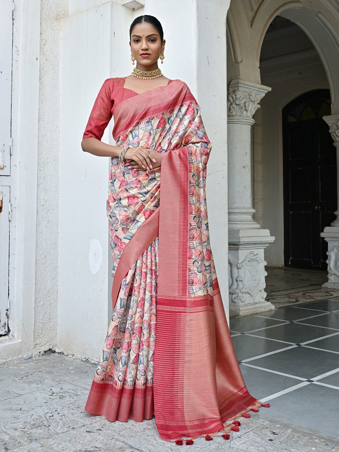 

VISHNU WEAVES Floral Banarasi Saree, Peach