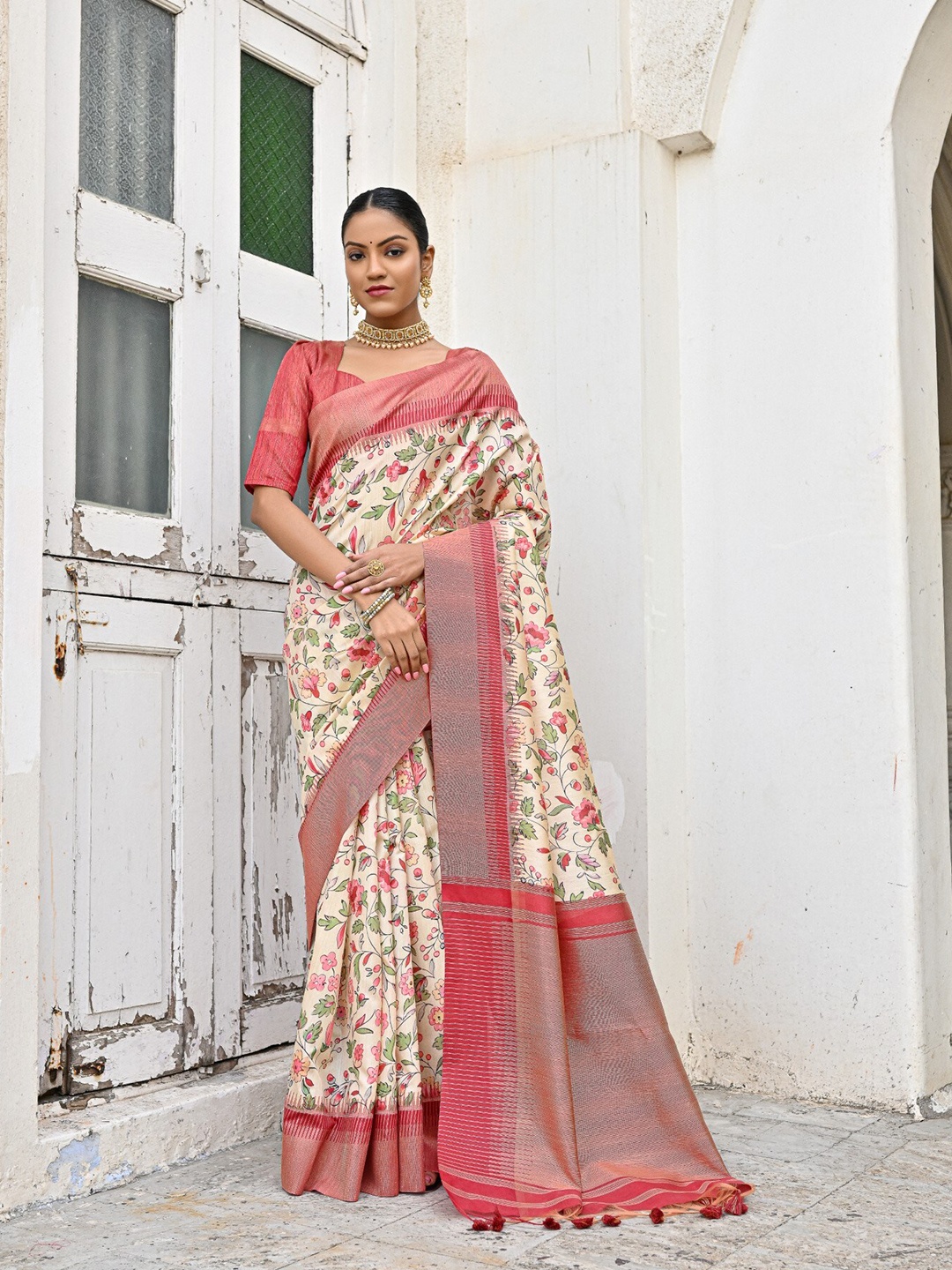 

VISHNU WEAVES Floral Zari Silk Blend Banarasi Saree, Yellow