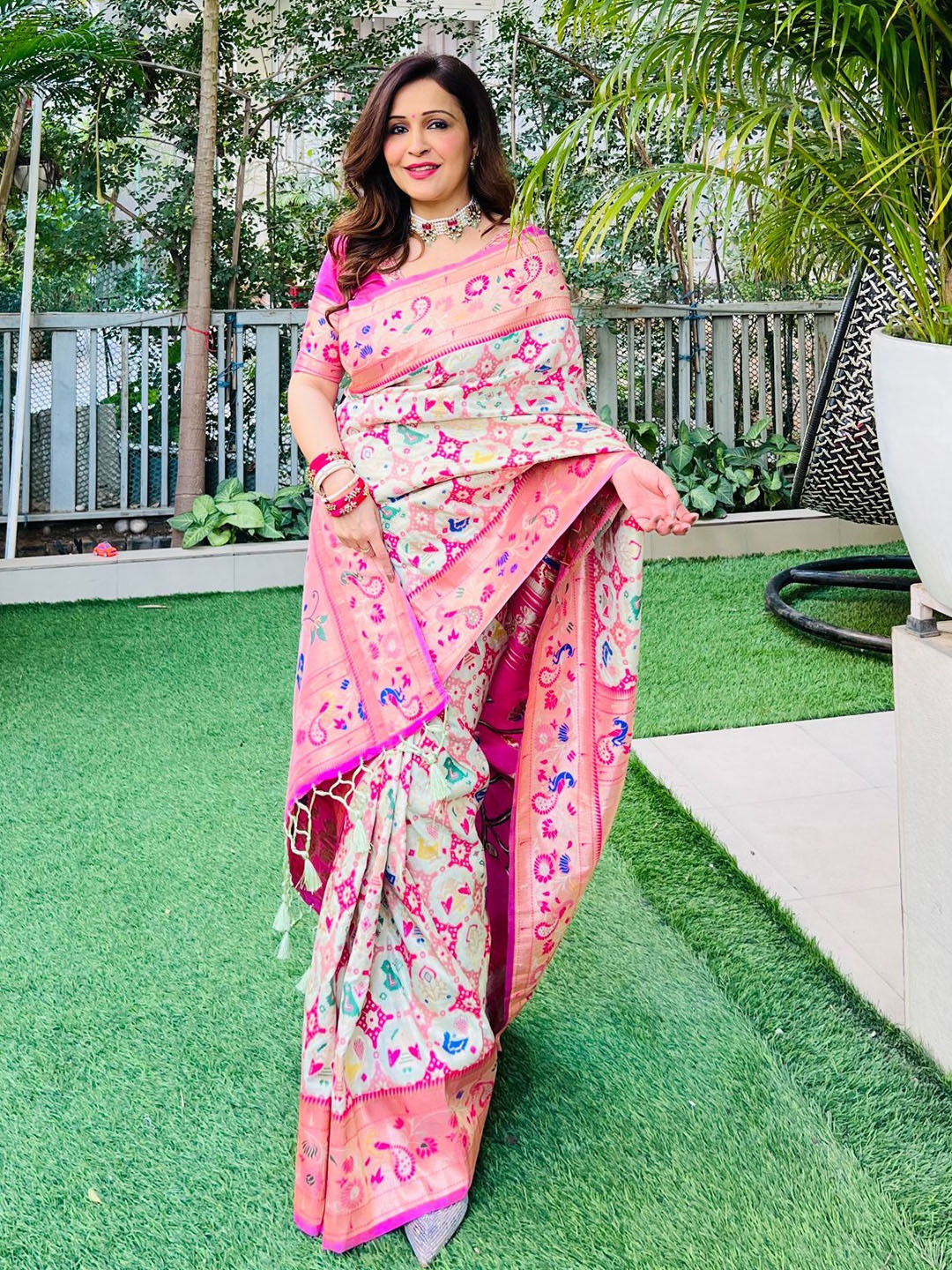 

VISHNU WEAVES Woven Design Zari Pure Silk Paithani Saree, White