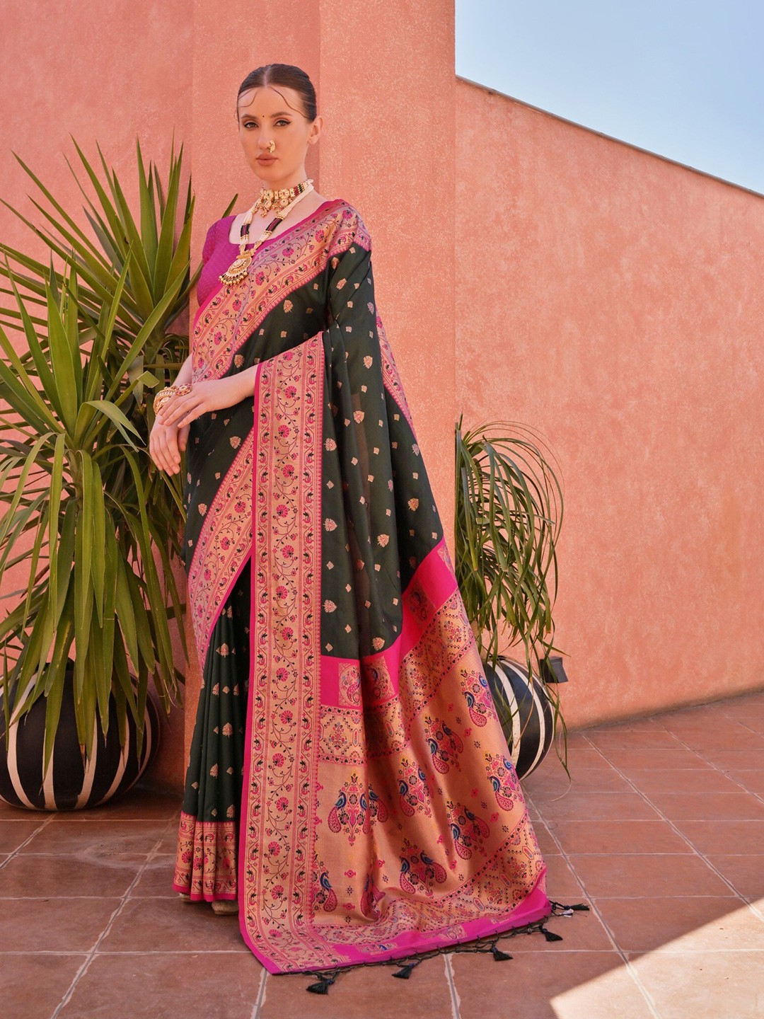 

VISHNU WEAVES Woven Design Zari Pure Silk Paithani Saree, Green