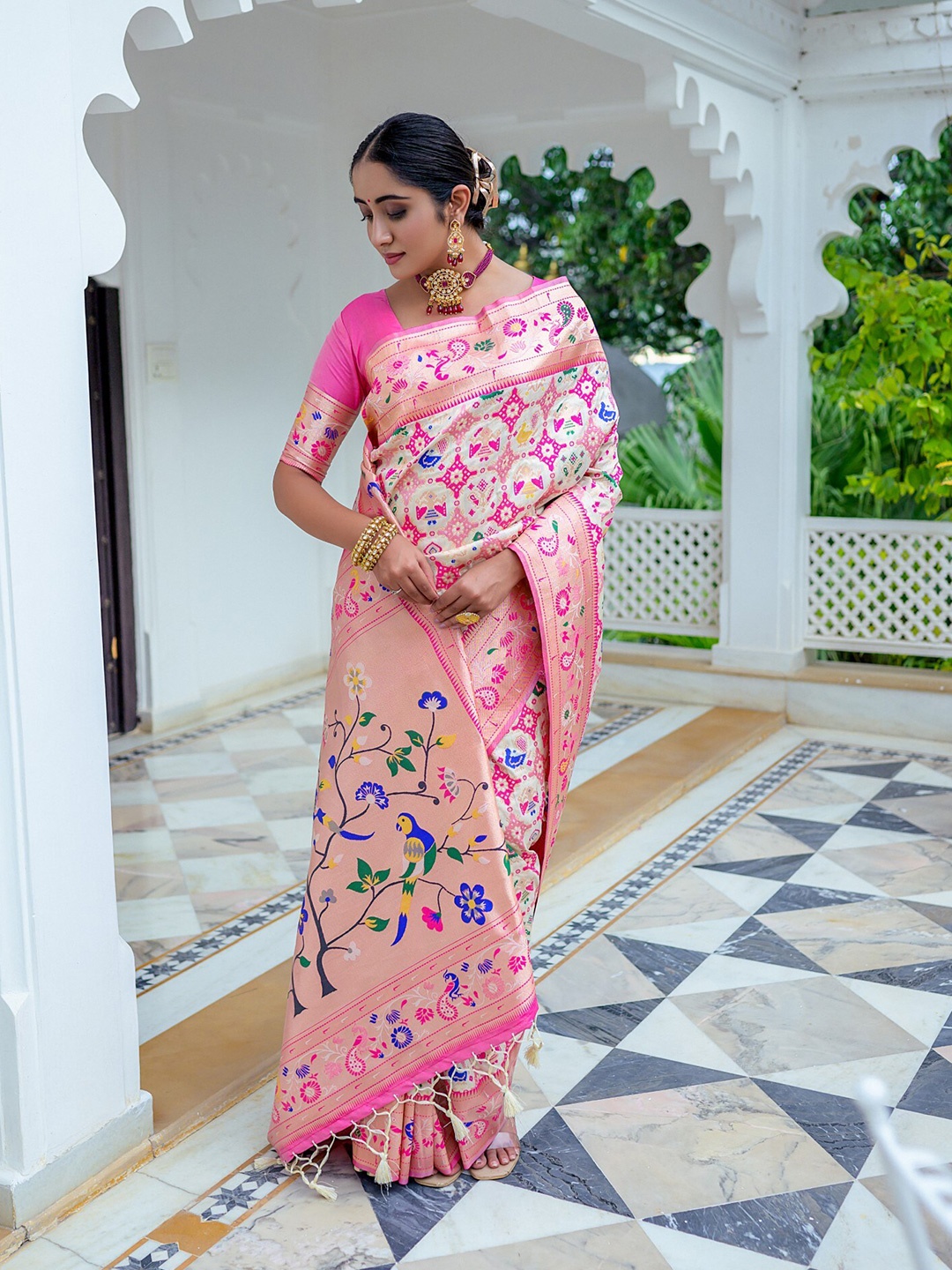 

VISHNU WEAVES Woven Design Zari Pure Silk Paithani Saree, White