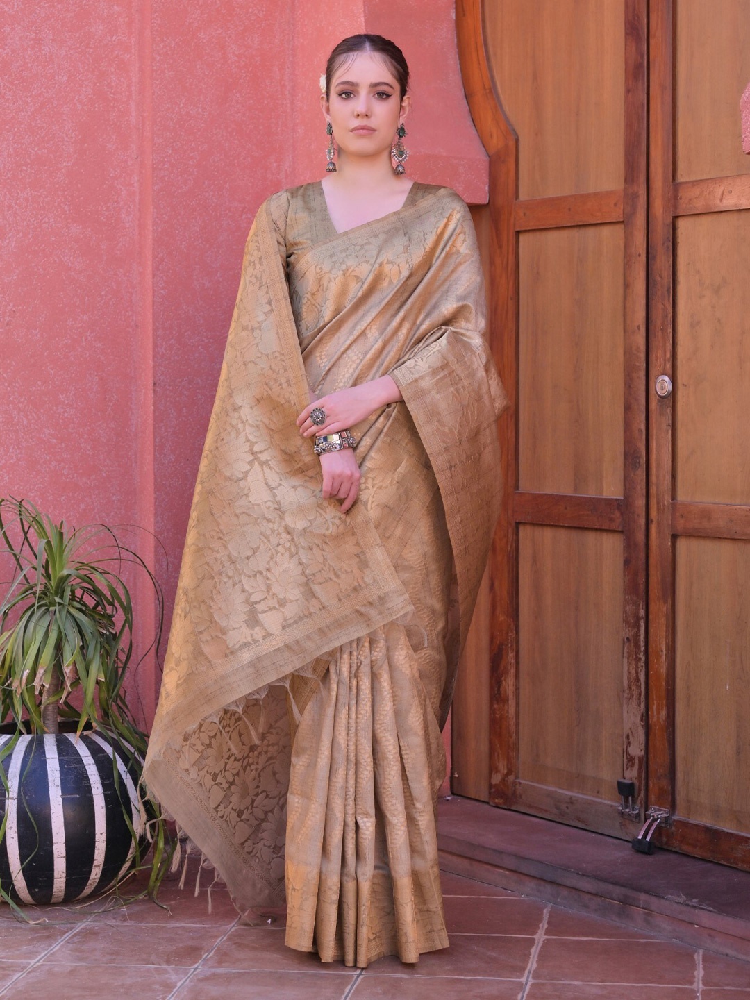 

VISHNU WEAVES Woven Design Zari Pure Silk Tussar Saree, Yellow