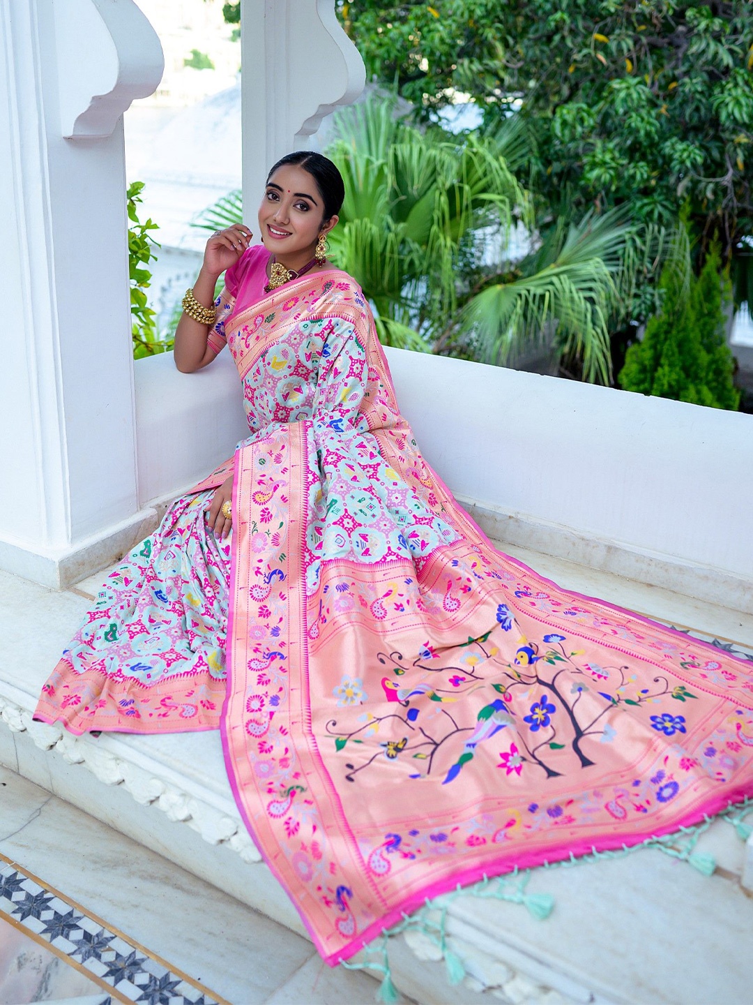 

VISHNU WEAVES Woven Design Zari Pure Silk Paithani Saree, White