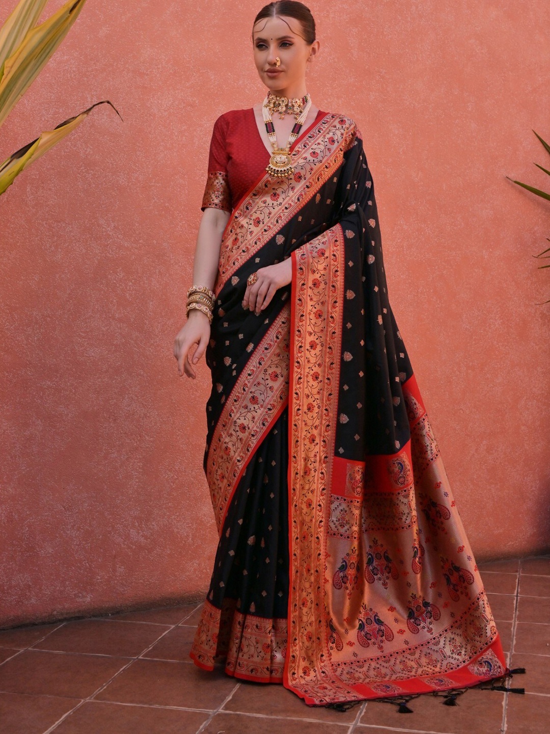 

VISHNU WEAVES Woven Design Zari Pure Silk Paithani Saree, Black