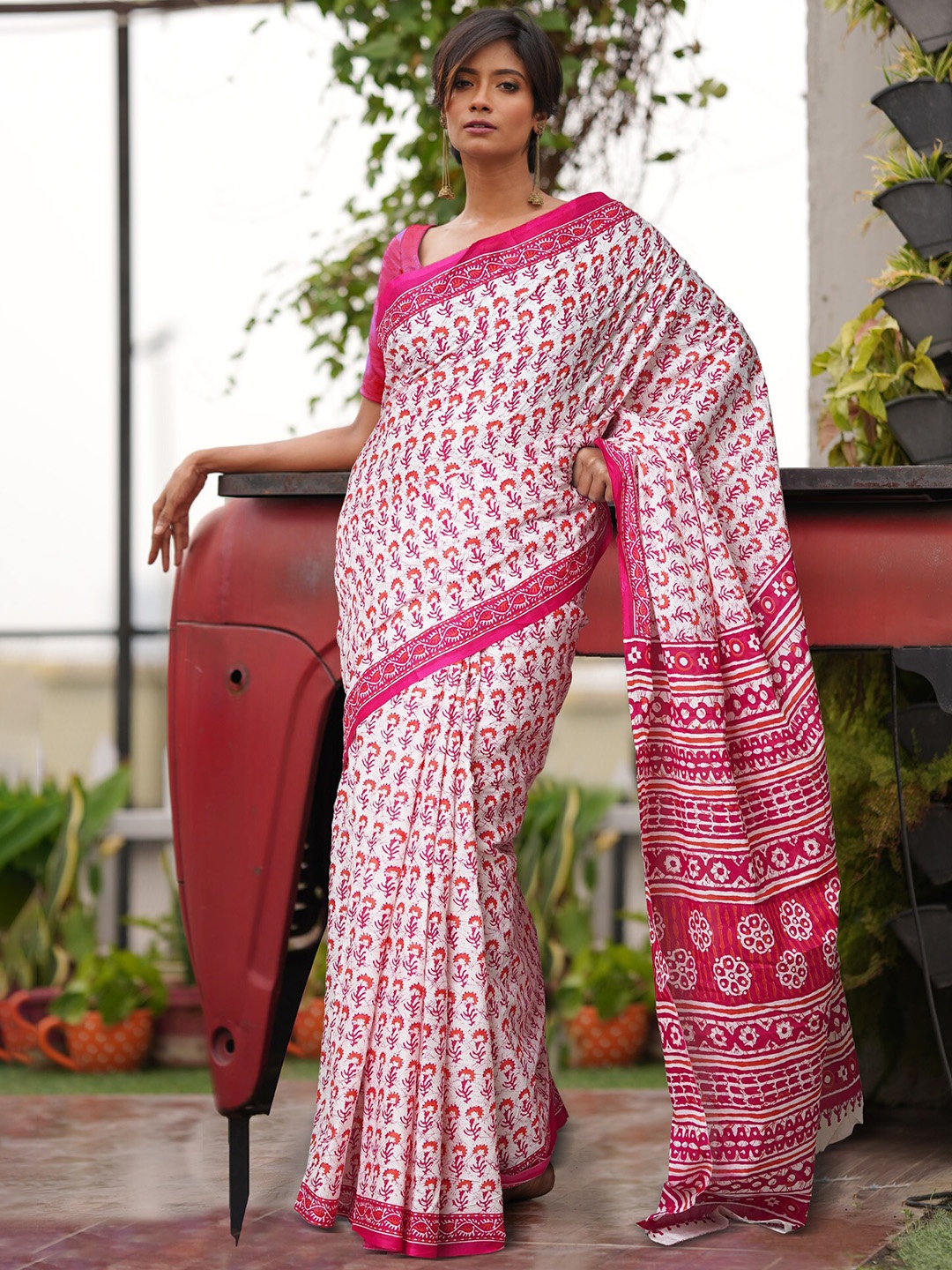 

Unnati Silks Floral Pure Cotton Handloom Block Print Saree, White