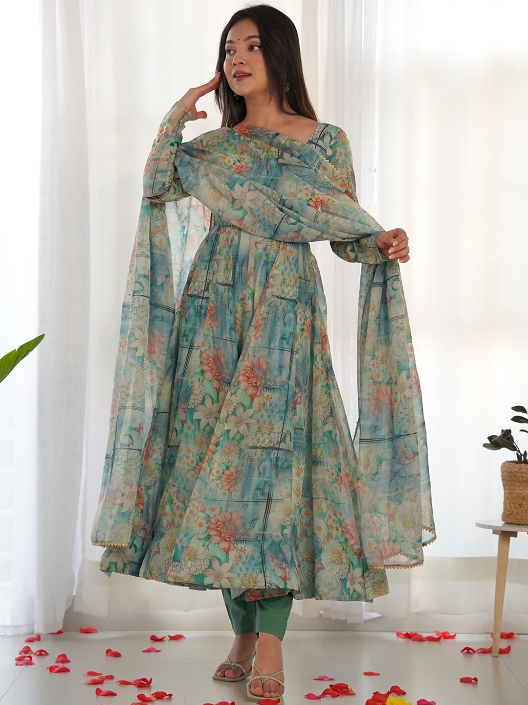 

NIZA FASHION Women Floral Printed Regular Kurta with Trousers & With Dupatta, Green