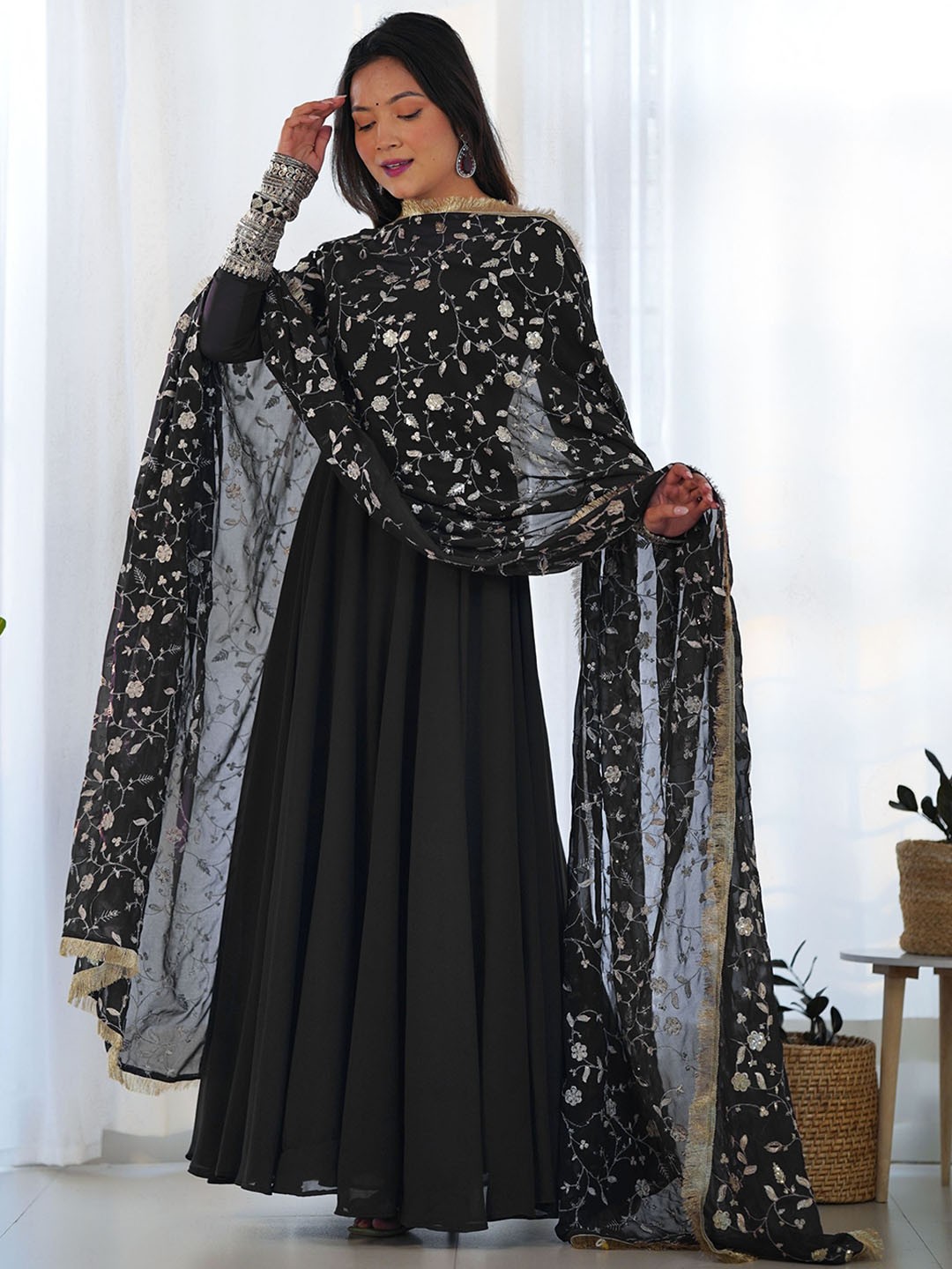 

NIZA FASHION Women Printed Regular Gotta Patti Kurta with Trousers & With Dupatta, Black