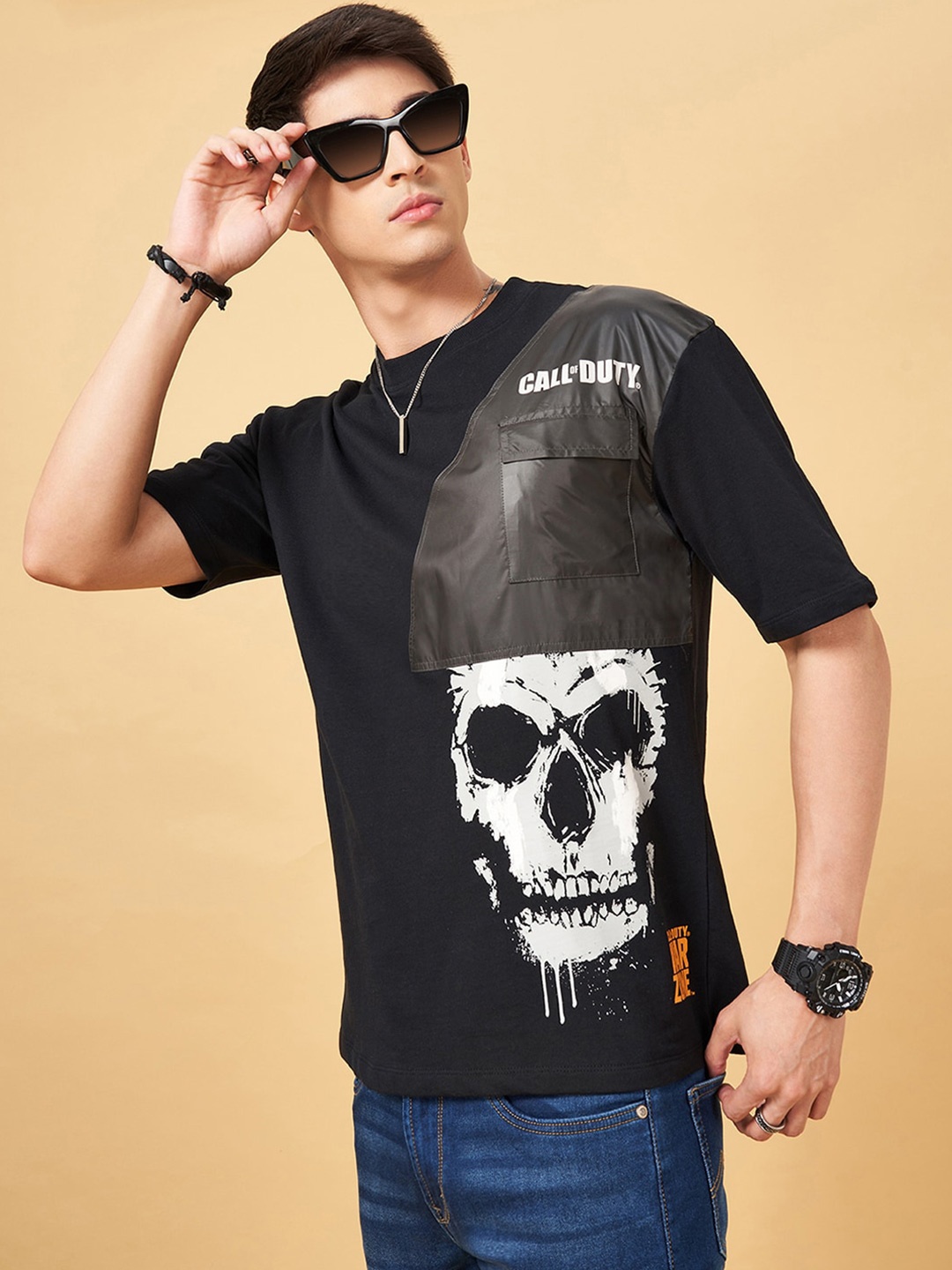 

SF JEANS by Pantaloons Men Typography Printed V-Neck Pockets T-shirt, Black