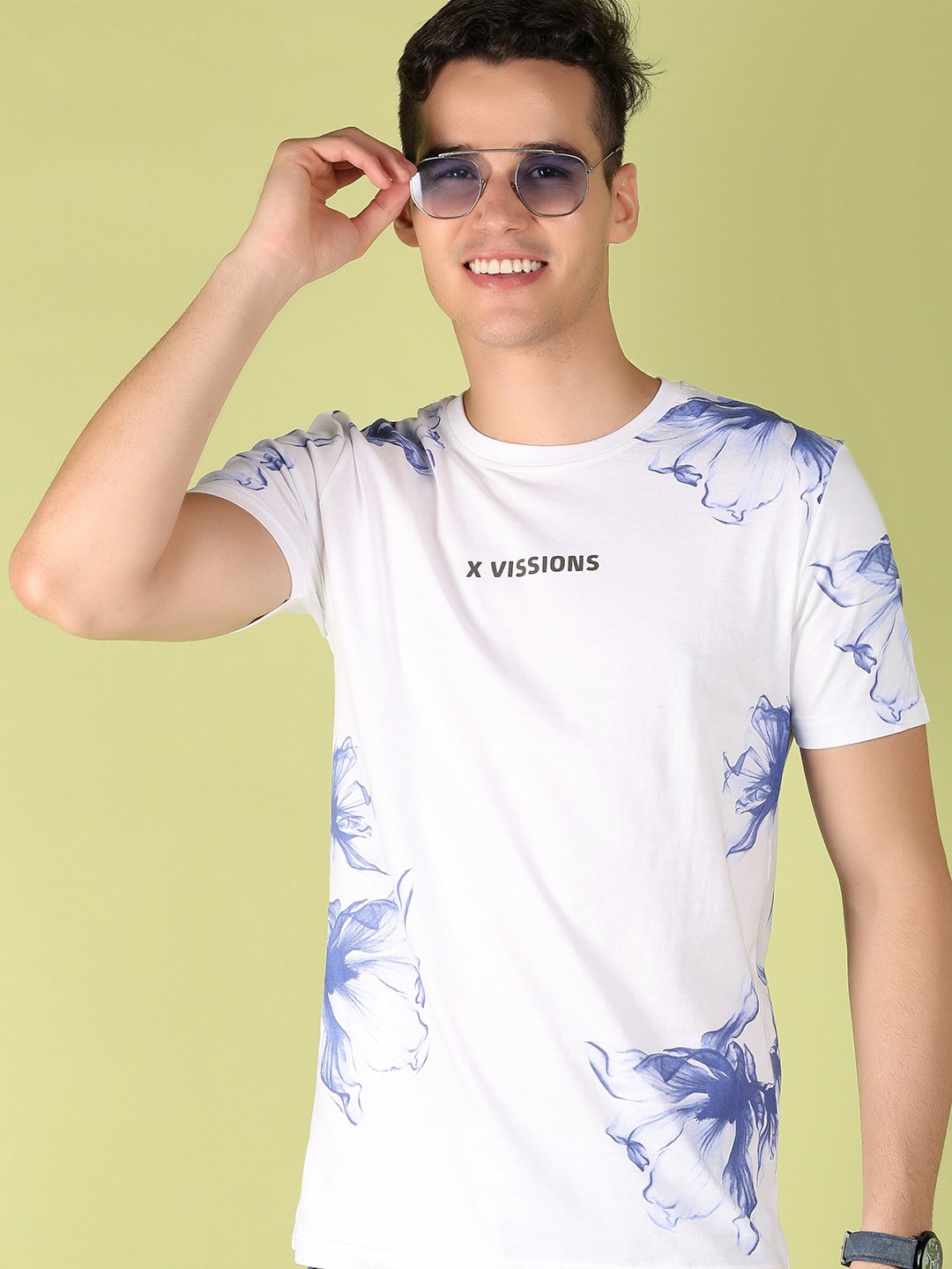 

V-Mart Men Typography Applique Slim Fit T-shirt, White