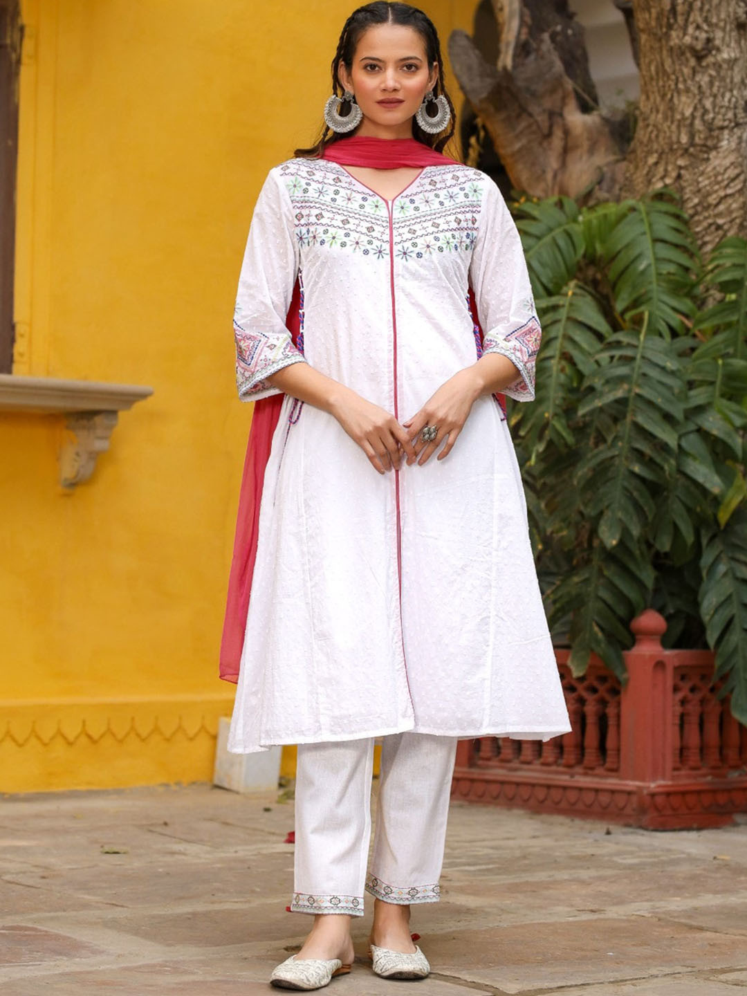 

Juniper Women Floral Embroidered Regular Thread Work Pure Cotton Kurta with Trousers & With Dupatta, White