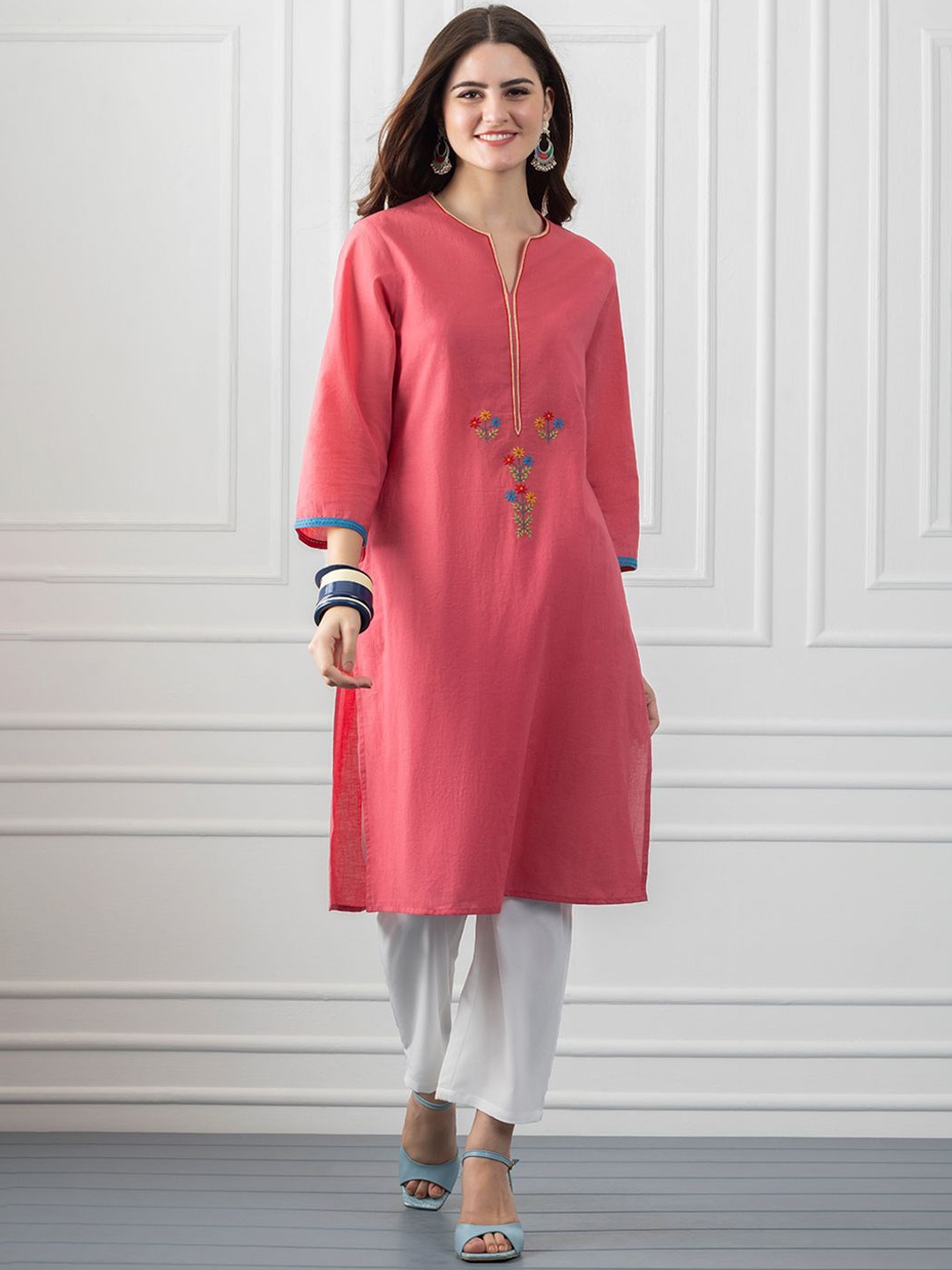 

SHAYE Women Thread Work Solid Kurta, Coral