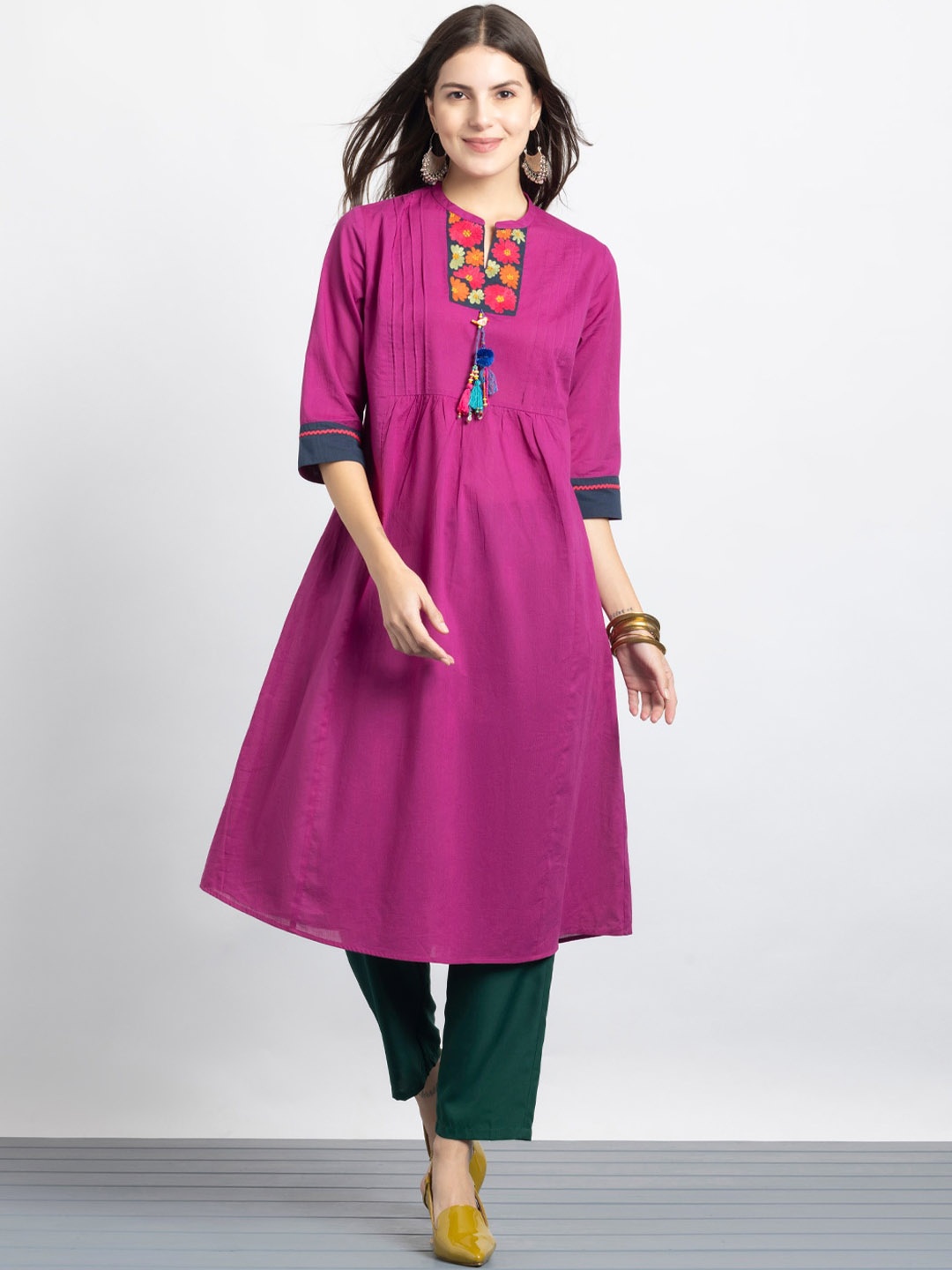 

SHAYE Women Thread Work Solid Kurta, Pink