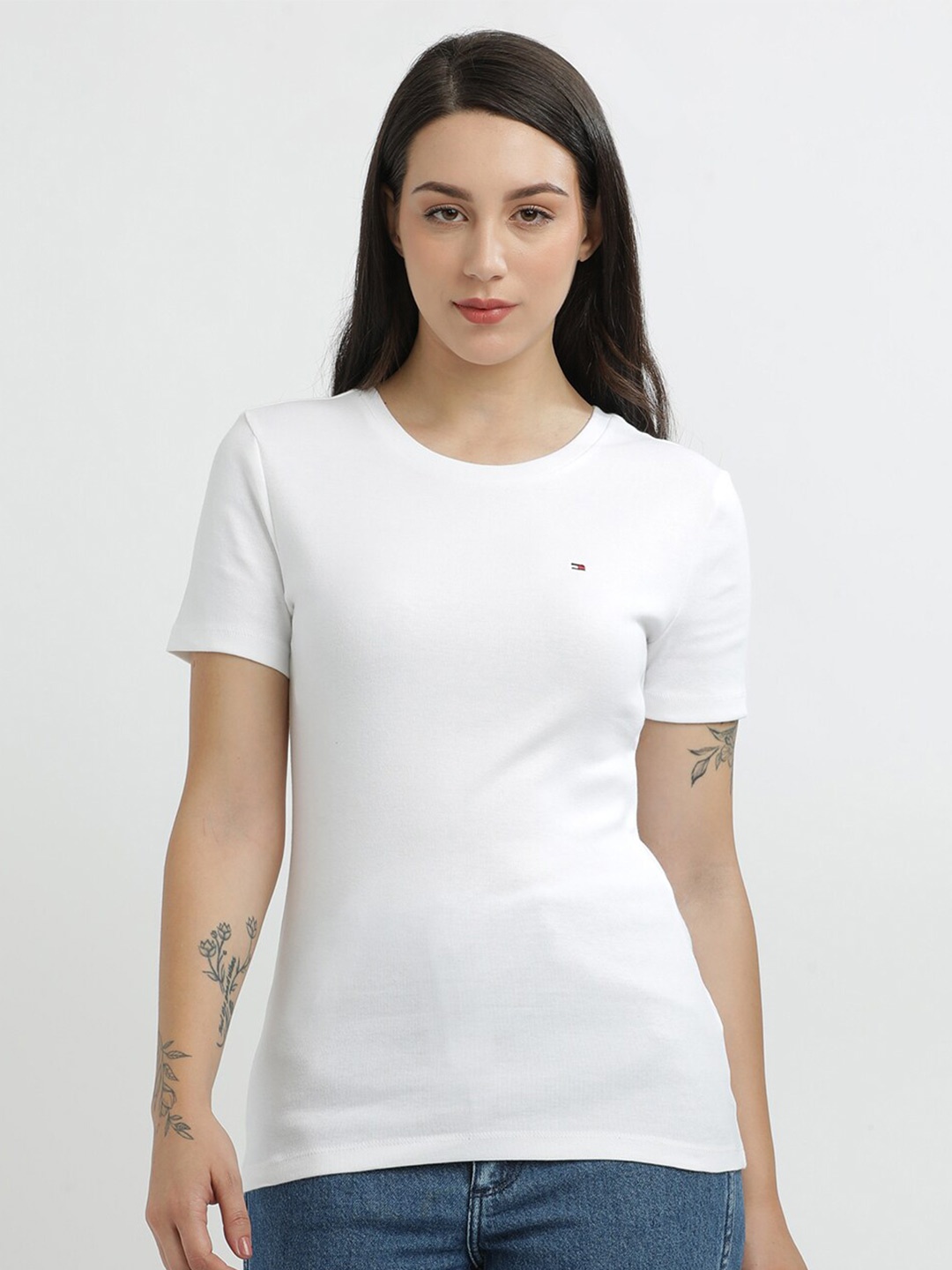 

Tommy Hilfiger Women Solid V-Neck Pockets T-shirt, White