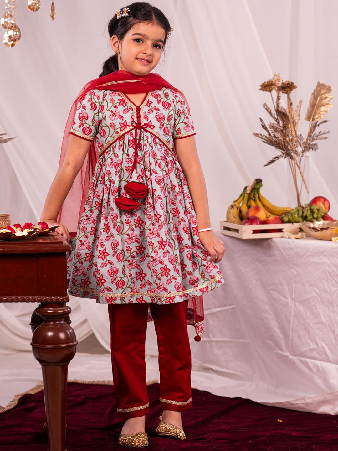 

VASTRAMAY Girls Floral Printed Empire Pure Cotton Kurta with Trousers & With Dupatta, Blue