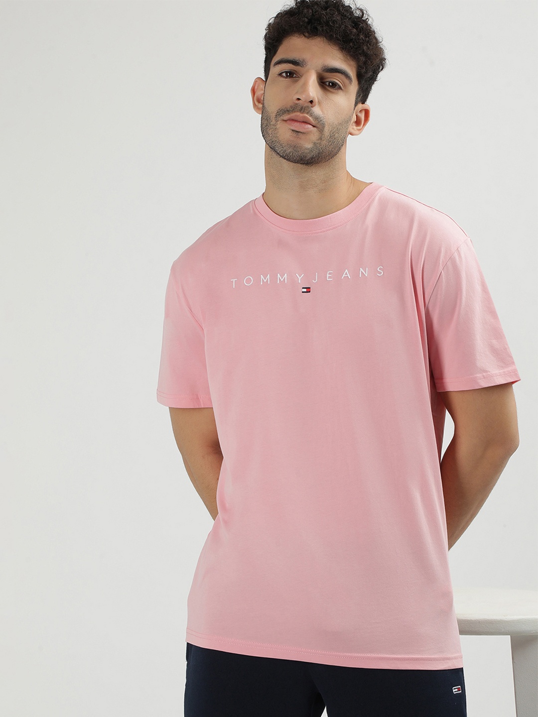 

Tommy Hilfiger Men Typography Raw Edge T-shirt, Pink