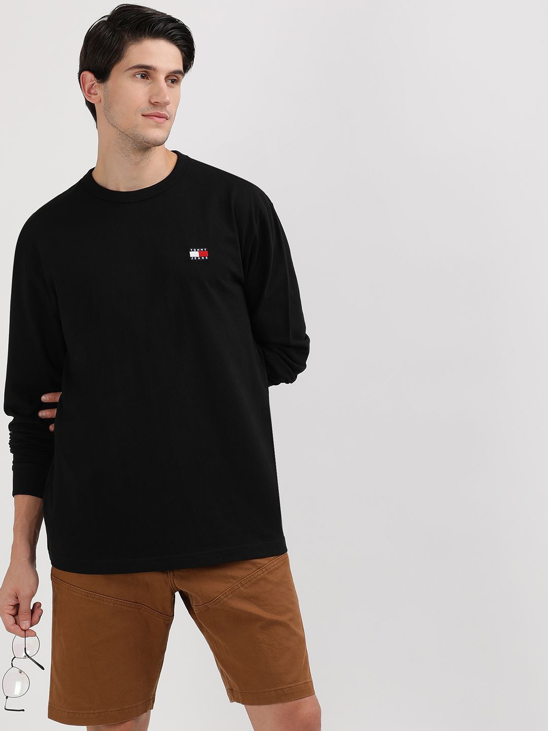 

Tommy Hilfiger Men Drop-Shoulder Sleeves Pockets T-shirt, Black