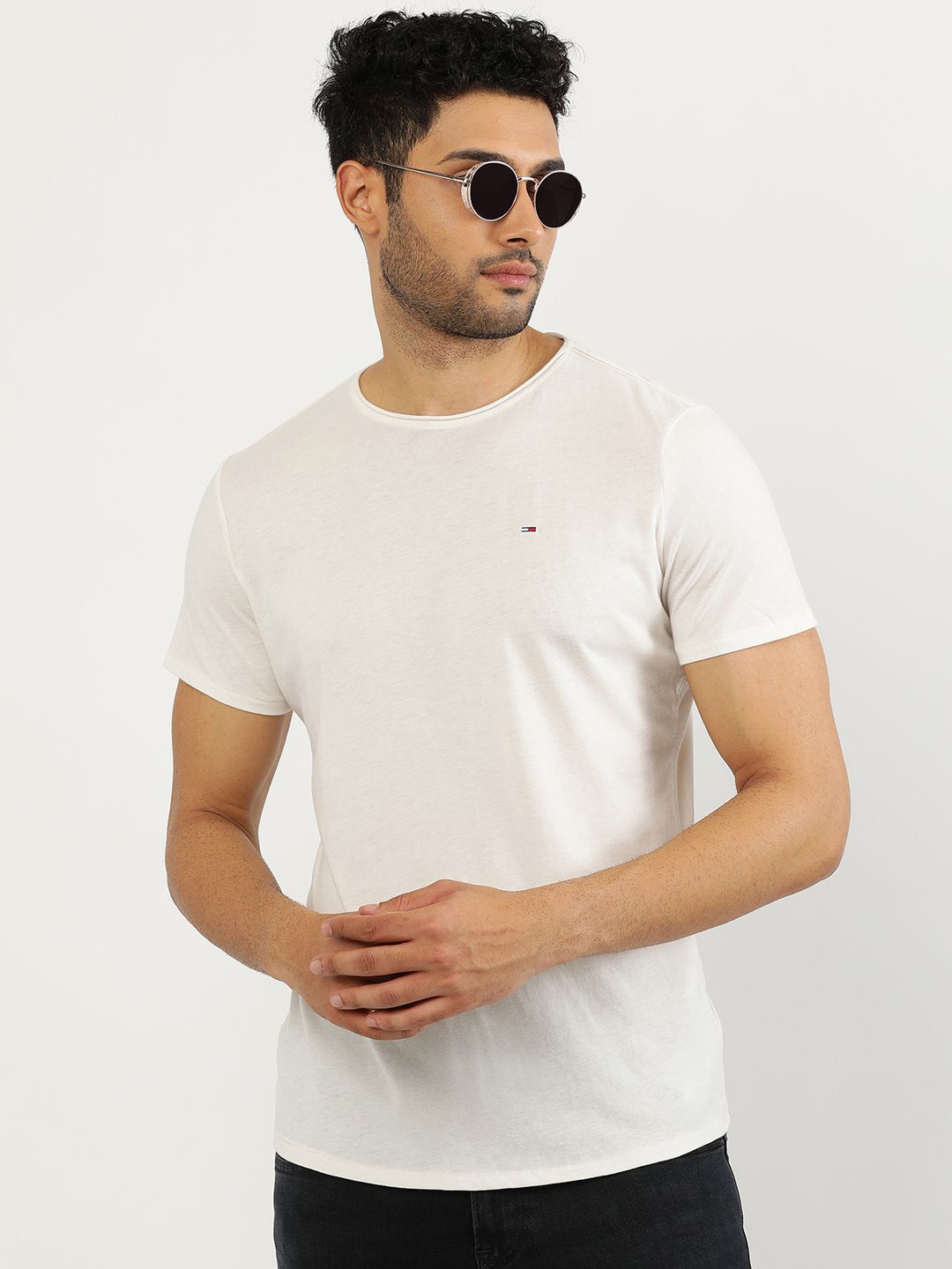 

Tommy Hilfiger Men Solid Pockets Slim Fit T-shirt, White